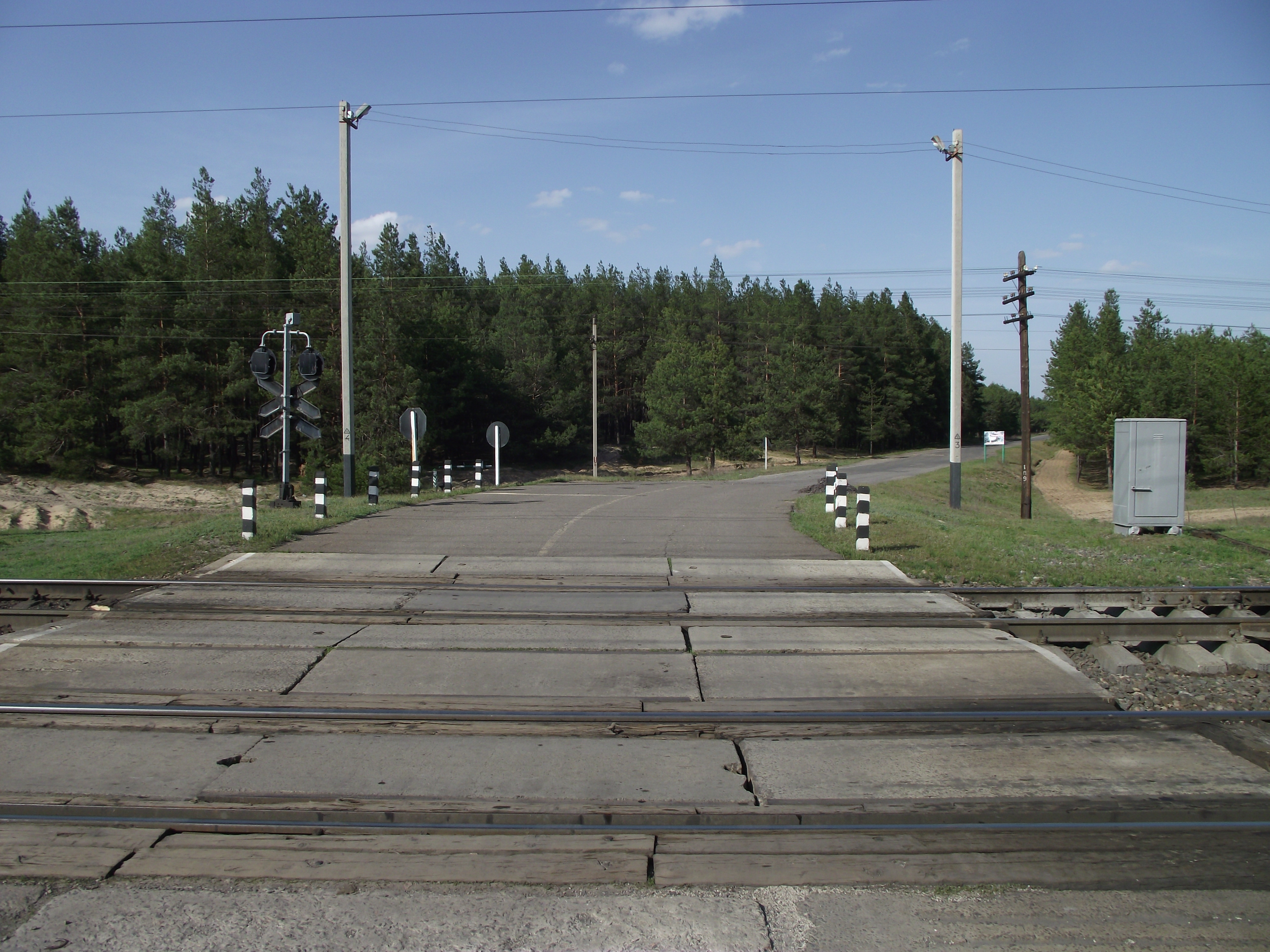 неохраняемый переезд. д. переезд. знак неохраняемый ж. неохраняемый железнодорожный переезд.