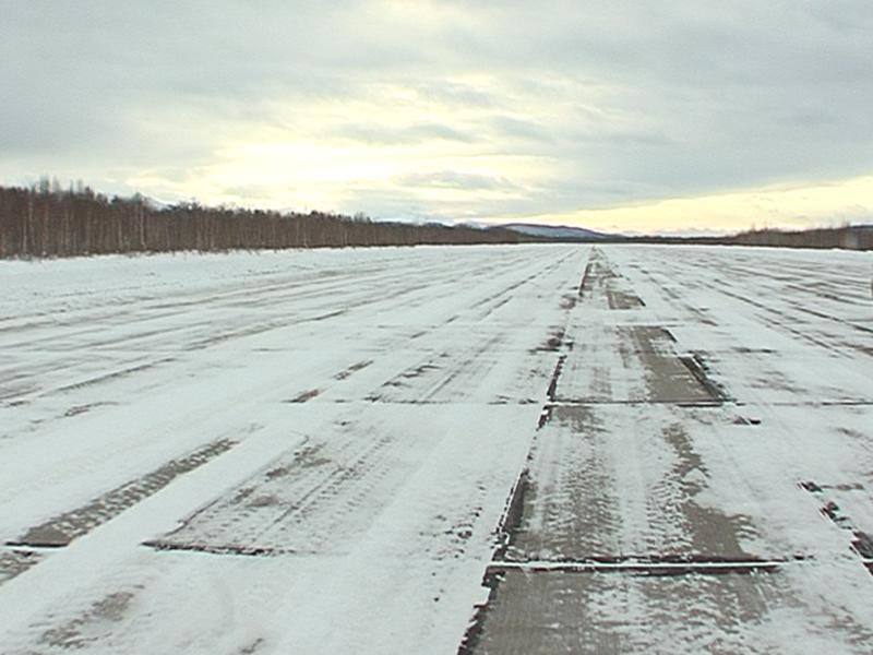 Зимние аэродромы. Аэродром зимой. ВПП зимой. Взлетная полоса зимой. Взлетно посадочная полоса зимой.