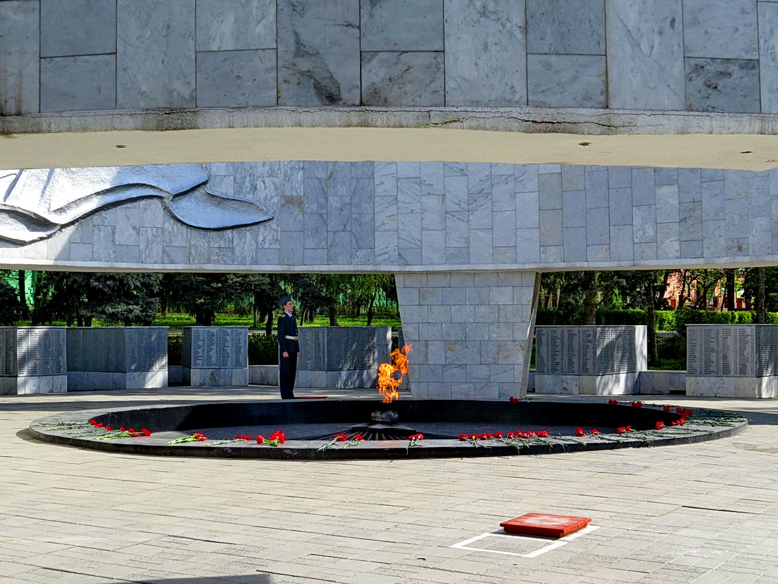 Памятник вечный. Вечный огонь в Ростове на Карла Маркса. Мемориал вечный огонь Ростов-на-Дону. Вечный огонь на Карла Маркса Ростов на Дону. Площадь Карла Маркса Ростов на Дону вечный огонь.