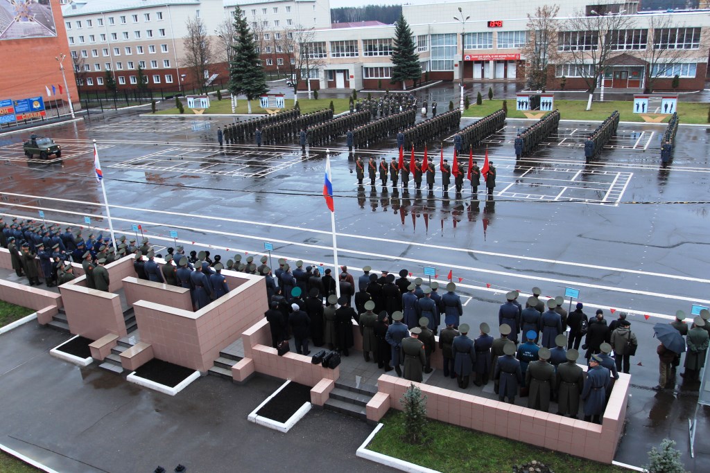 Плац фото. ВТУ Балашиха плац. Военный плац Платц. Московский военно технический университет Балашиха. Строевой плац.