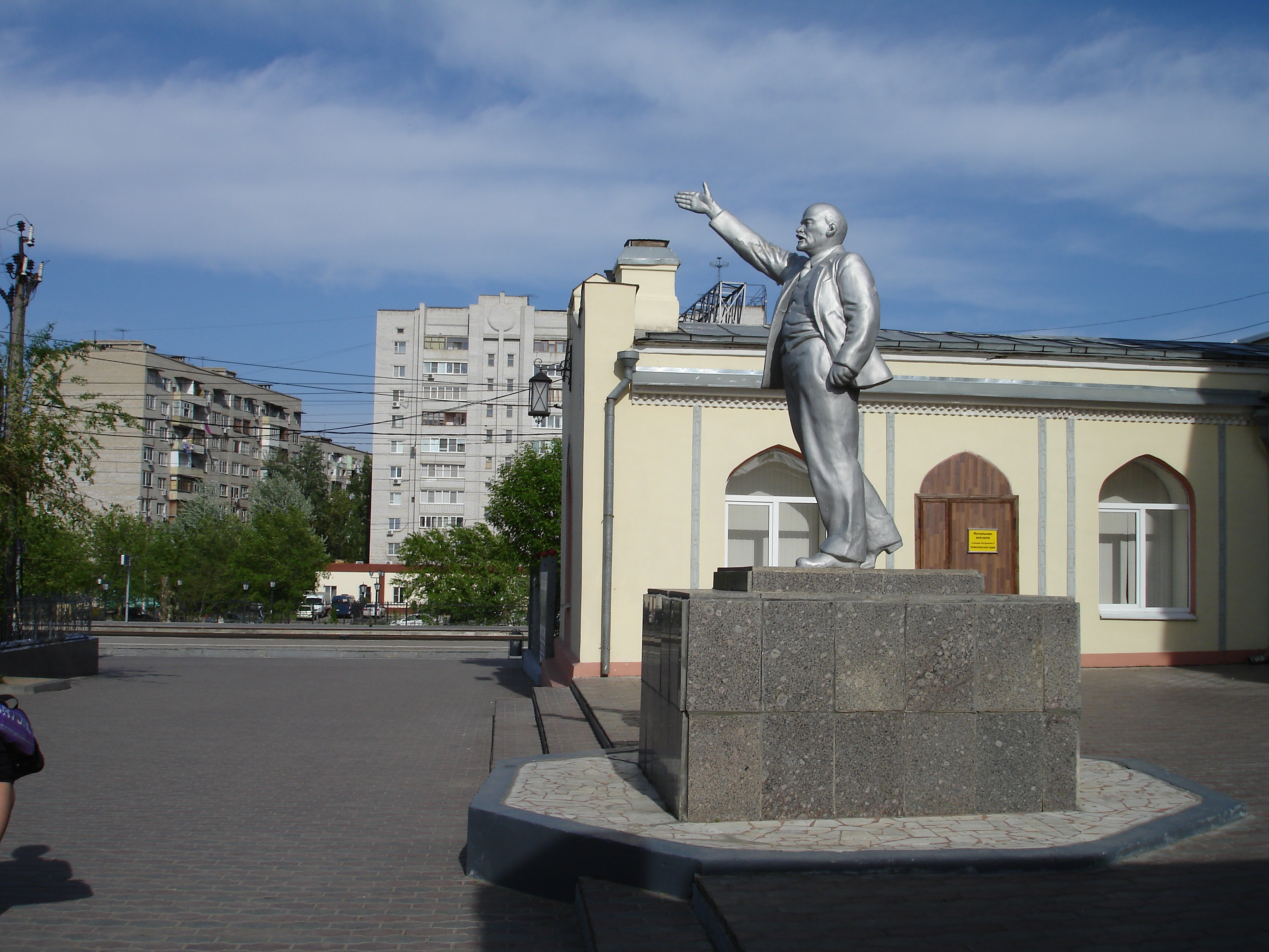 Памятники астрахани. Памятник Ленину в Астрахани. Статуя Ленина в Астрахани. Памятник Николаю Островскому Астрахань. Ленин Владимир Ильич в Астрахани.