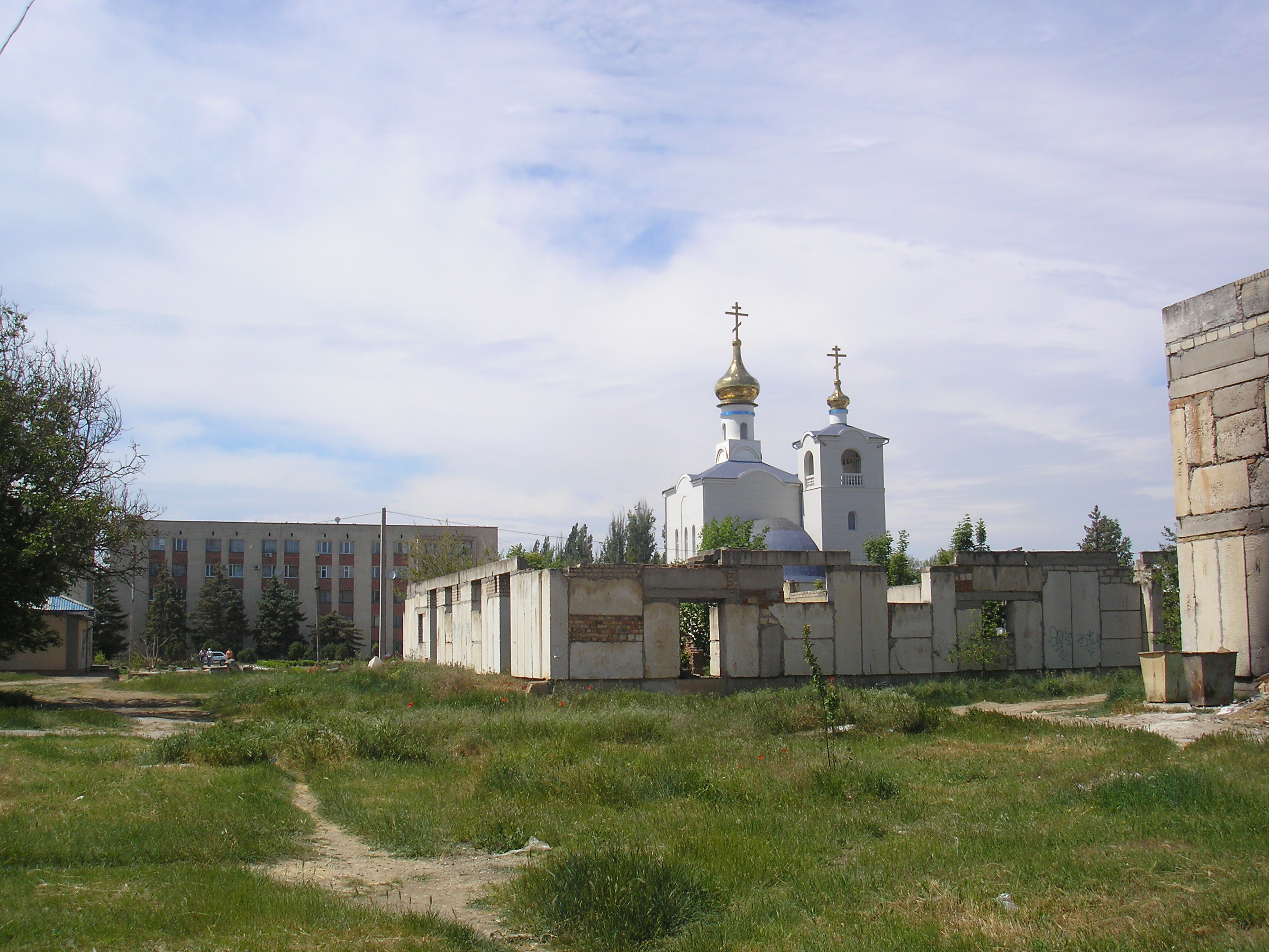 Фрунзенское сельское поселение. Фрунзе Сакский район храм. Церковь село Фрунзе Сакский район. Церковь Рождества Богородицы в посёлке Фрунзе. Крым. Крым Фрунзе Сакского района Церковь Рождества Богородицы.