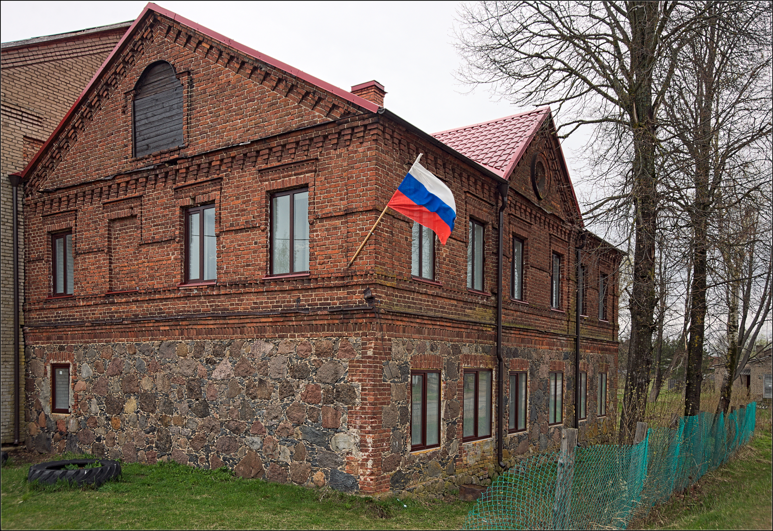 Стар недвижимость. Кирпичный Купеческий дом 19 века. Старый кирпичный Купеческий дом. Краснокирпичный старый дом Воронеж. Спицино дом купца.