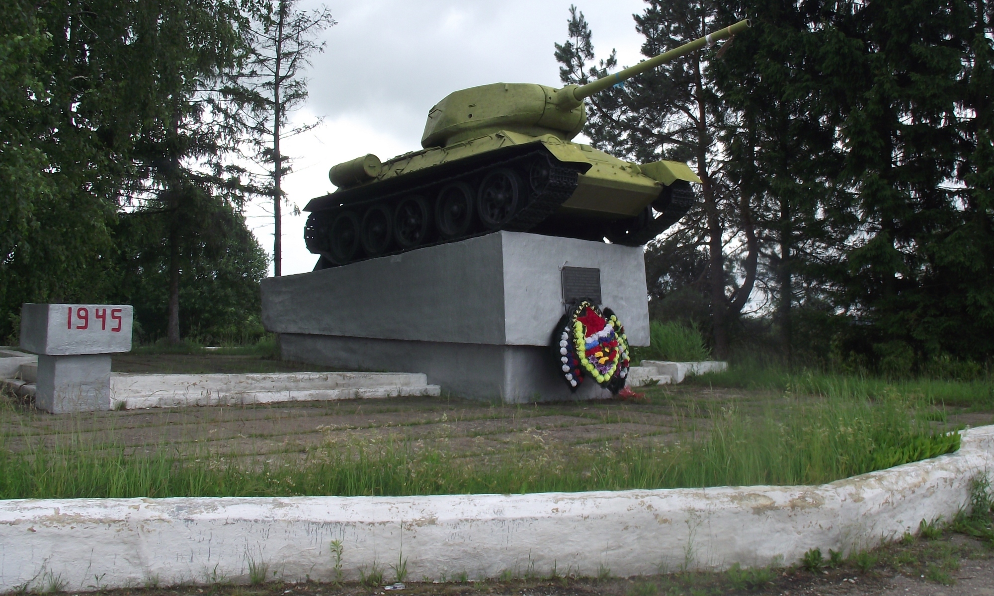 Монастырщина смоленская область. Памятник танку т-34 в Монастырщине Смоленской области. Мемориал Монастырщина. Танк Монастырщина. Пгт Монастырщина Смоленская.