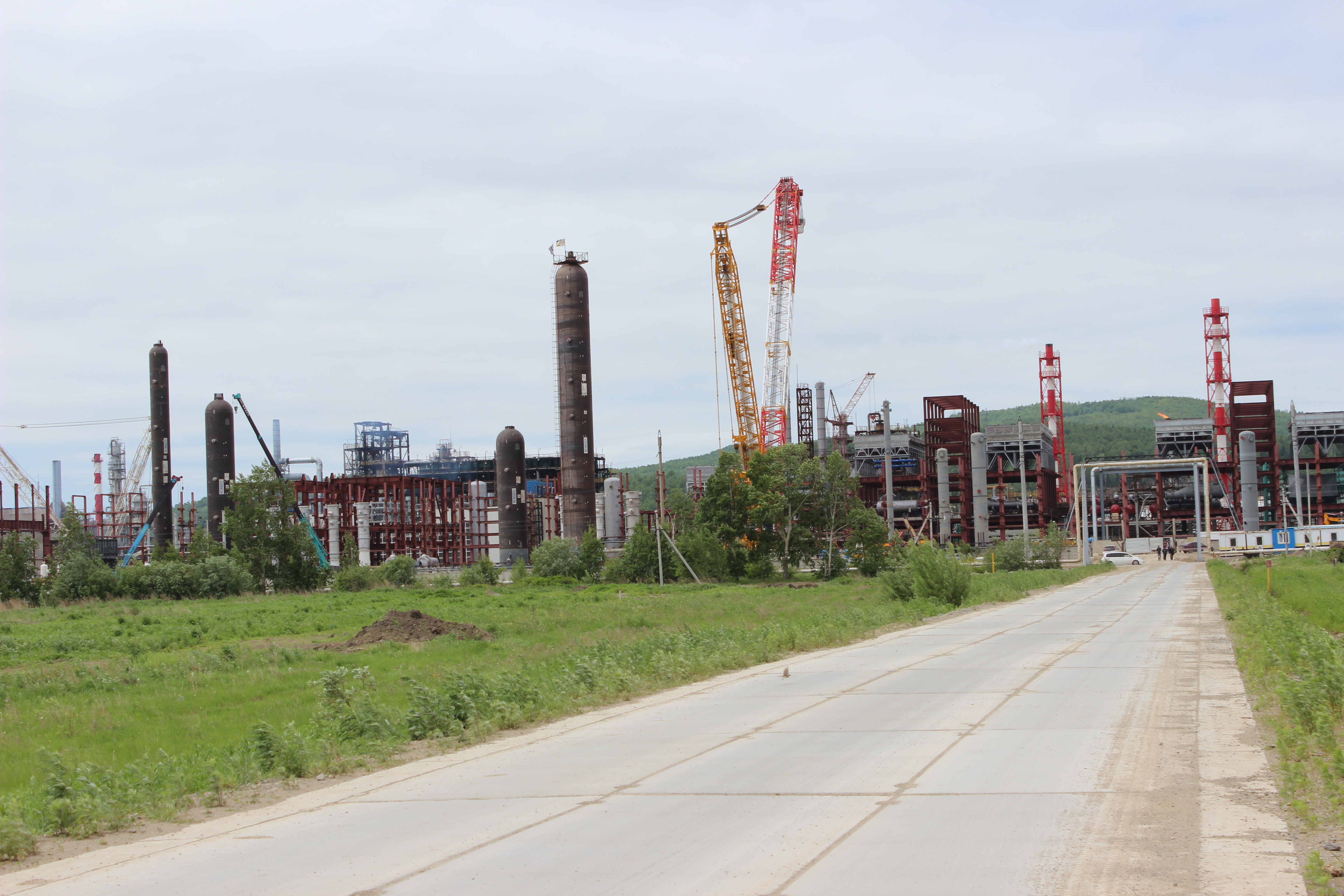 Комсомольск заводы. Нефтеперерабатывающий завод Комсомольск на Амуре. КНПЗ Комсомольск на Амуре. Комсомольск на Амуре завод Роснефть. Вид на нефтезавод Комсомольск-на-Амуре.