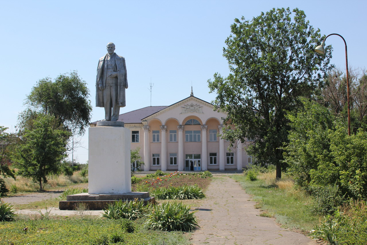 Ремонтное ростовская область. Ремонтненский район село Подгорное. Село Подгорное Ростовская область. Подгорное Ростовская область Ремонтненский район. Памятник село Киевка Ростовская область.