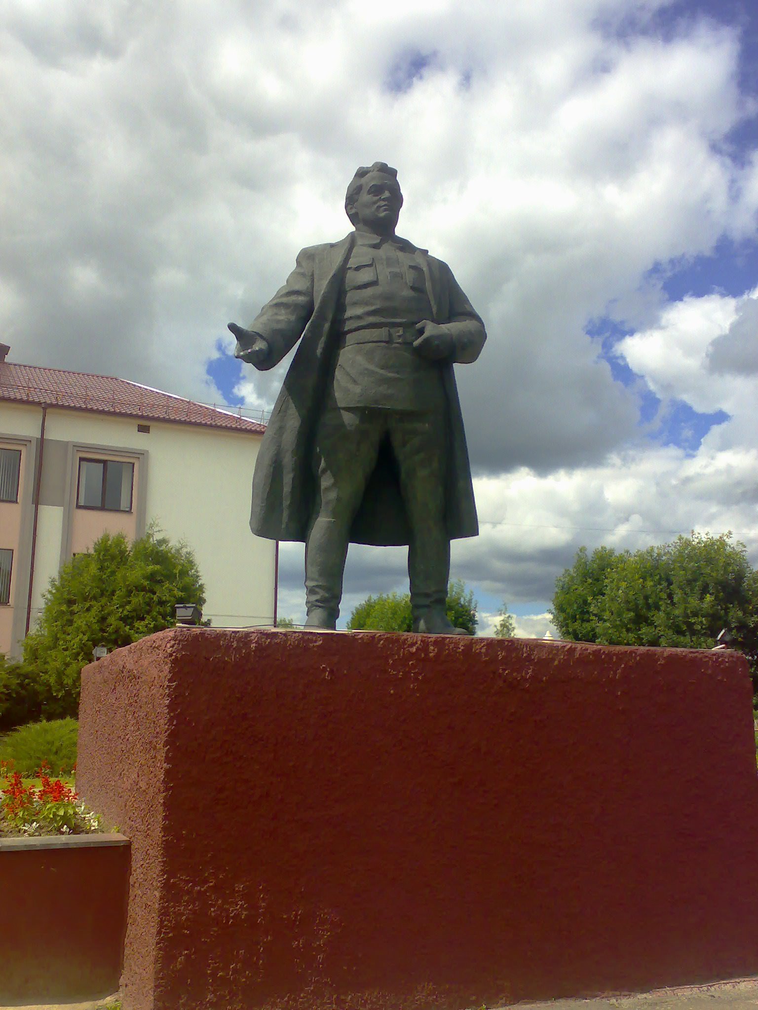 Кировск могилевская. Памятник Кирову в Кировске Ленинградской области. Кировск Киров памятник. Памятник Кирову в Кировске Могилевской области. Киров Сергей Миронович памятник в Кировске.