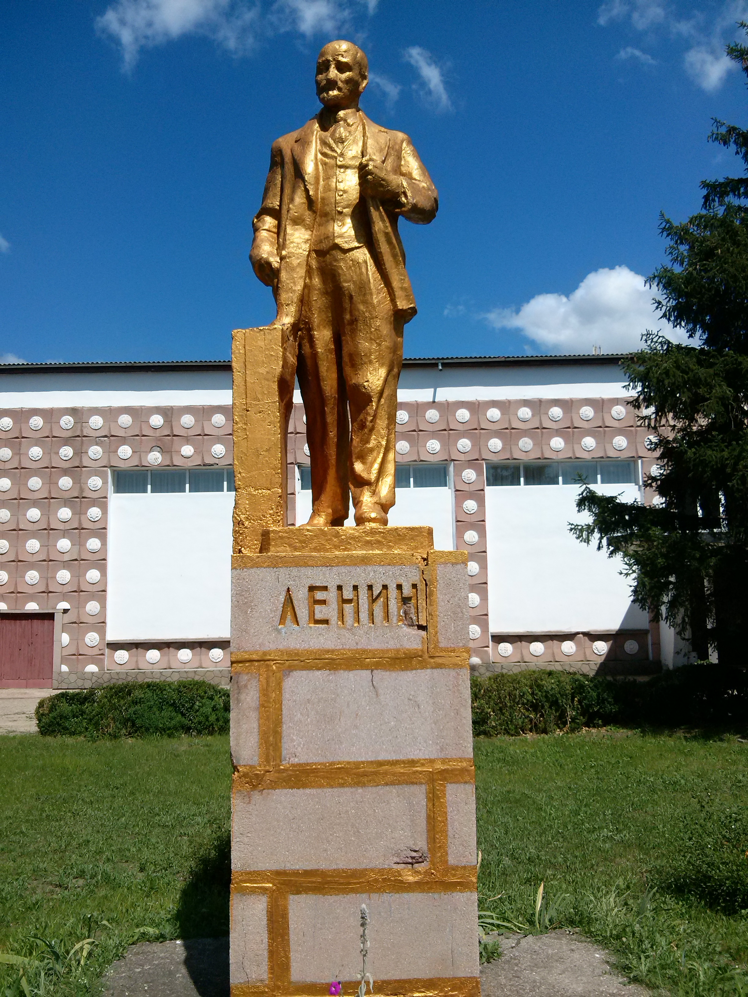 Погода сизовка синоптик. Сизовка Крым. Памятник Ленину в Нижнекамске. Сизовка Сакский район школа. Сизовка Церковь.