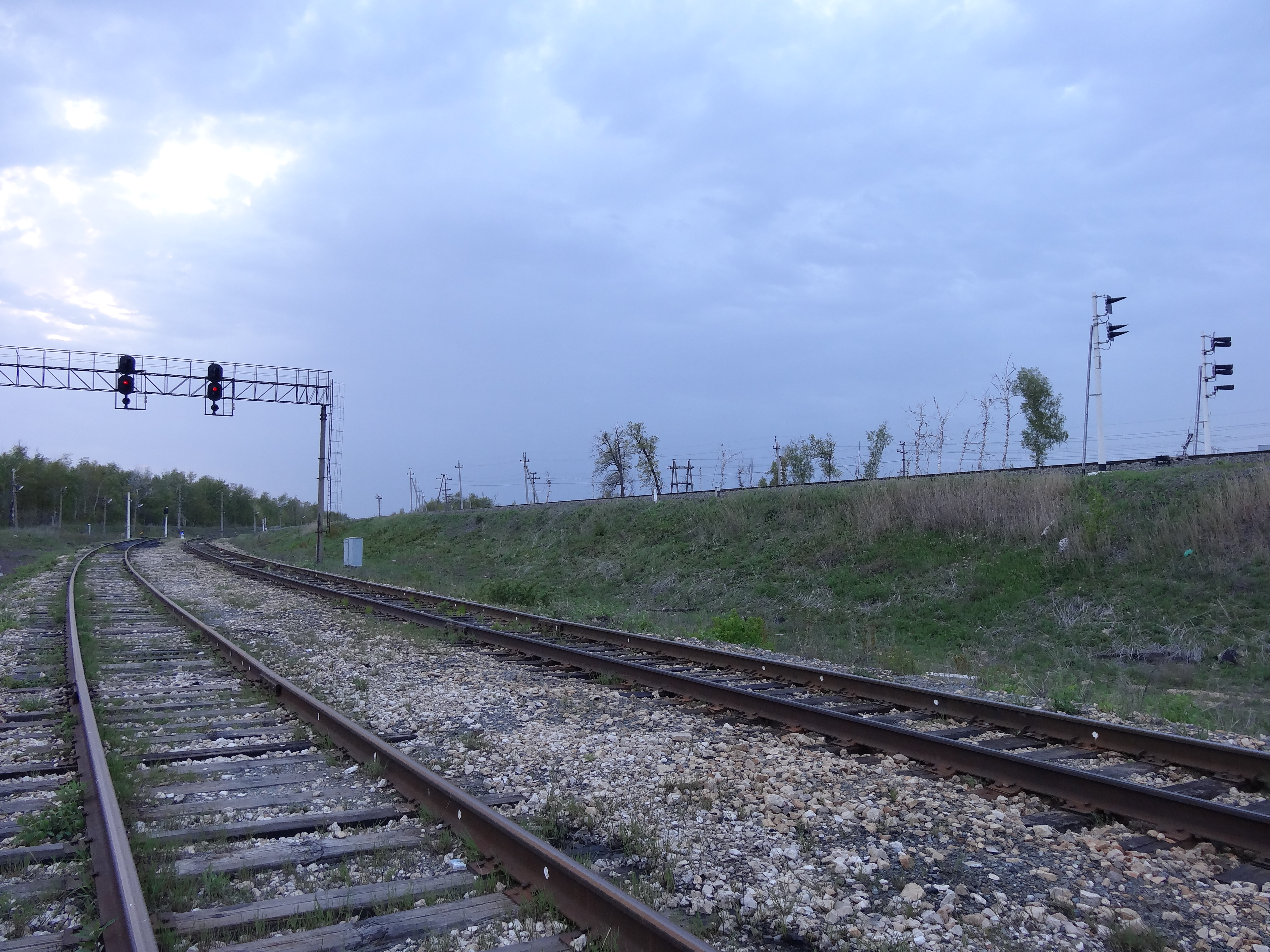 железная дорога насыпь. железнодорожная насыпь. железная дорога насыпь. станция брянчаниново. отсыпка земляного полотна железной дороги.