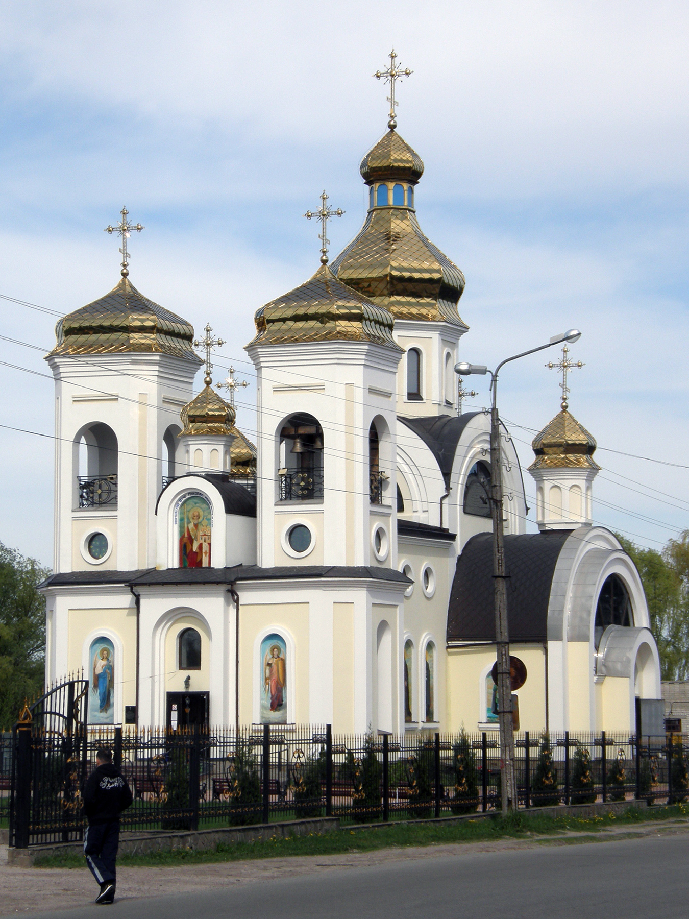 Территория церкви. Храмы города Чернигов. Церковь св. Николая в Чернигове. Церковь св. Николая Украина, Черниговская область, Сновск.