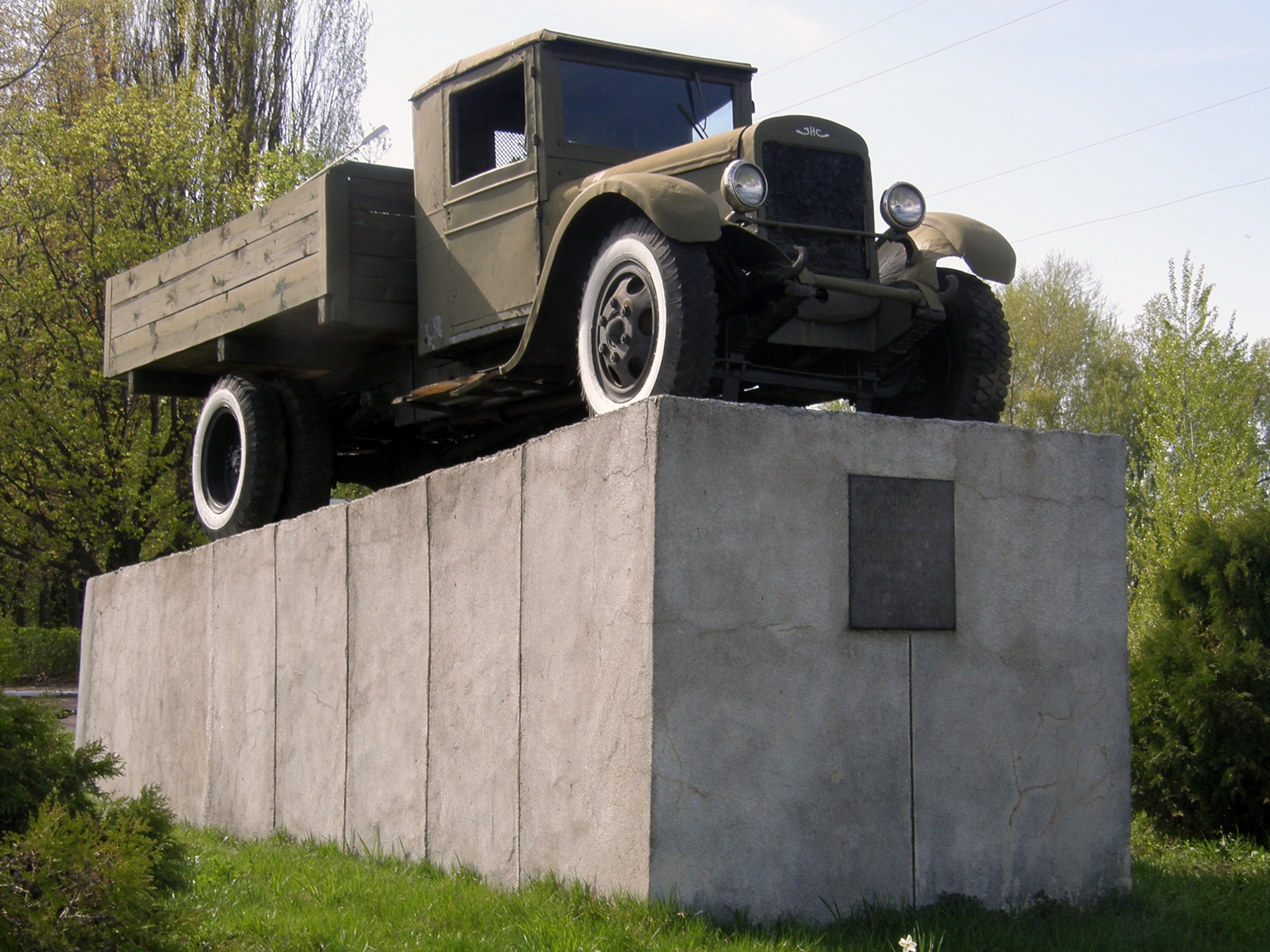 Пять памятников. Памятник ЗИС 5. Памятник автомашине «ЗИС-5» В Подборовье. ЗИС 5 Юрга. Первый Уральский автомобиль ЗИС-5в памятник.