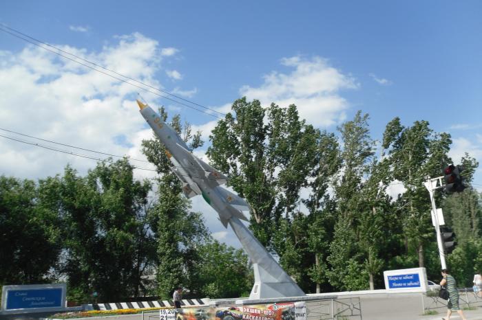 Новочеркасск 21. Самолет-памятник советским авиаторам «миг-21пфс» Новочеркасск. Памятник в Новочеркасске миг 21. Памятник авиаторам Новочеркасск Хотунок. Памятник истребителю миг-21 на Хотунке в Новочеркасске.