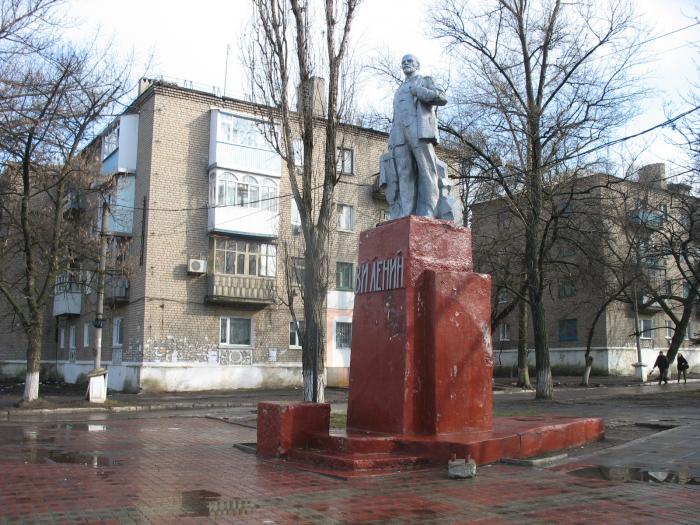 Молодогвардейск. Памятники город Молодогвардейск ЛНР. Молодогвардейск памятник Гагарину. Молодогвардейск Луганская область монумент молодогвардейцам.