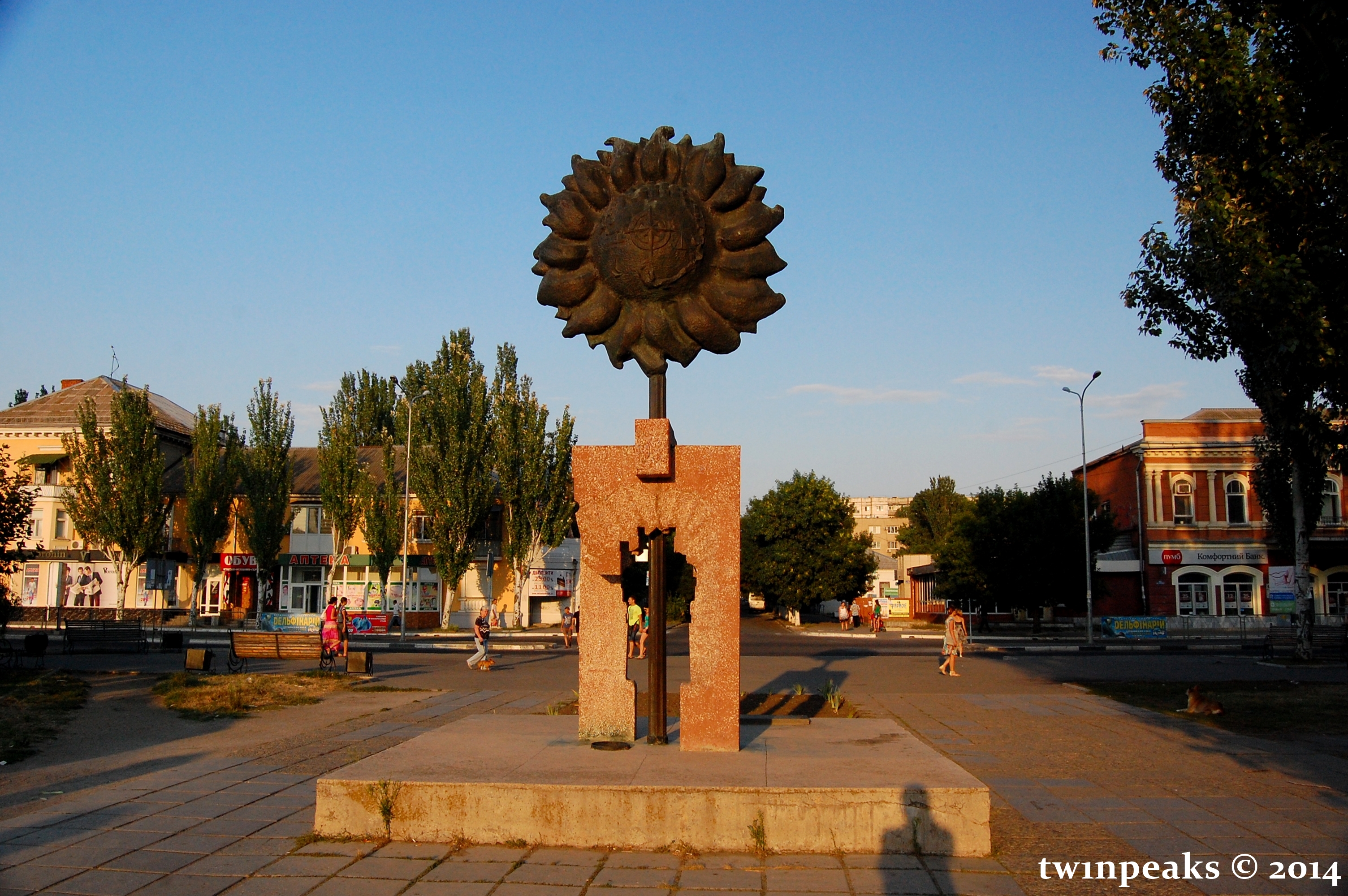 Бердянск днр. Памятник подсолнух Бердянск. Город Бердянск Запорожская область. Город Бердянск достопримечательности. Достопримечательности города Бердянска памятники.