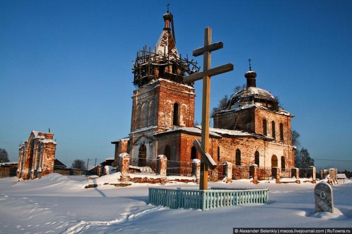 Деревни челяба. Село Бондюг Пермский край. Крестовоздвиженская Церковь село Бондюг Пермский край. Храм Воздвижения Креста Господня Пермь. Челяба Пермский край.