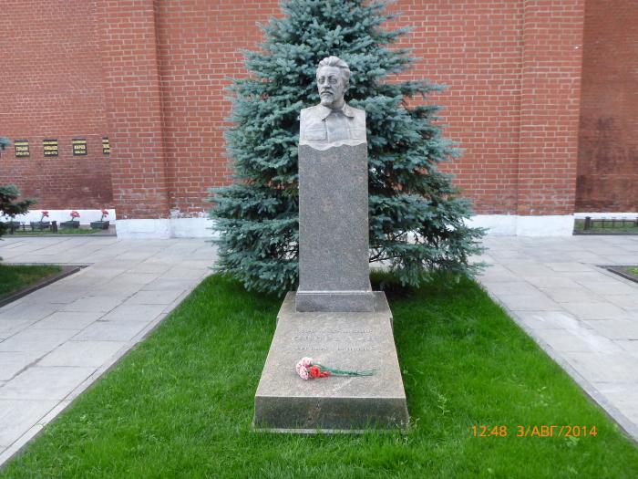 Горький похоронен. Могила Жукова у кремлевской стены. Могилы у кремлевской стены Свердлов.