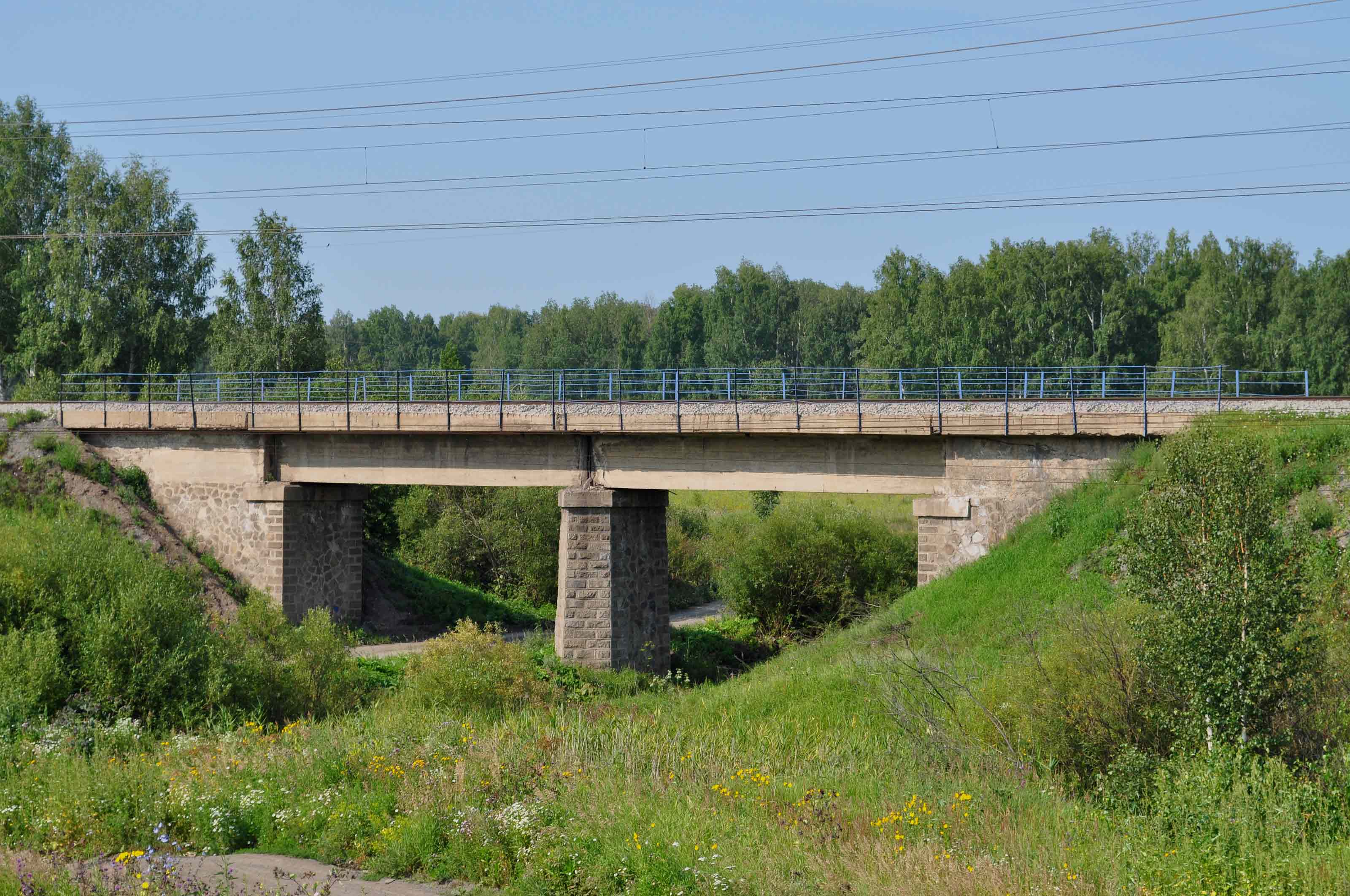 железнодорожный мост рекой