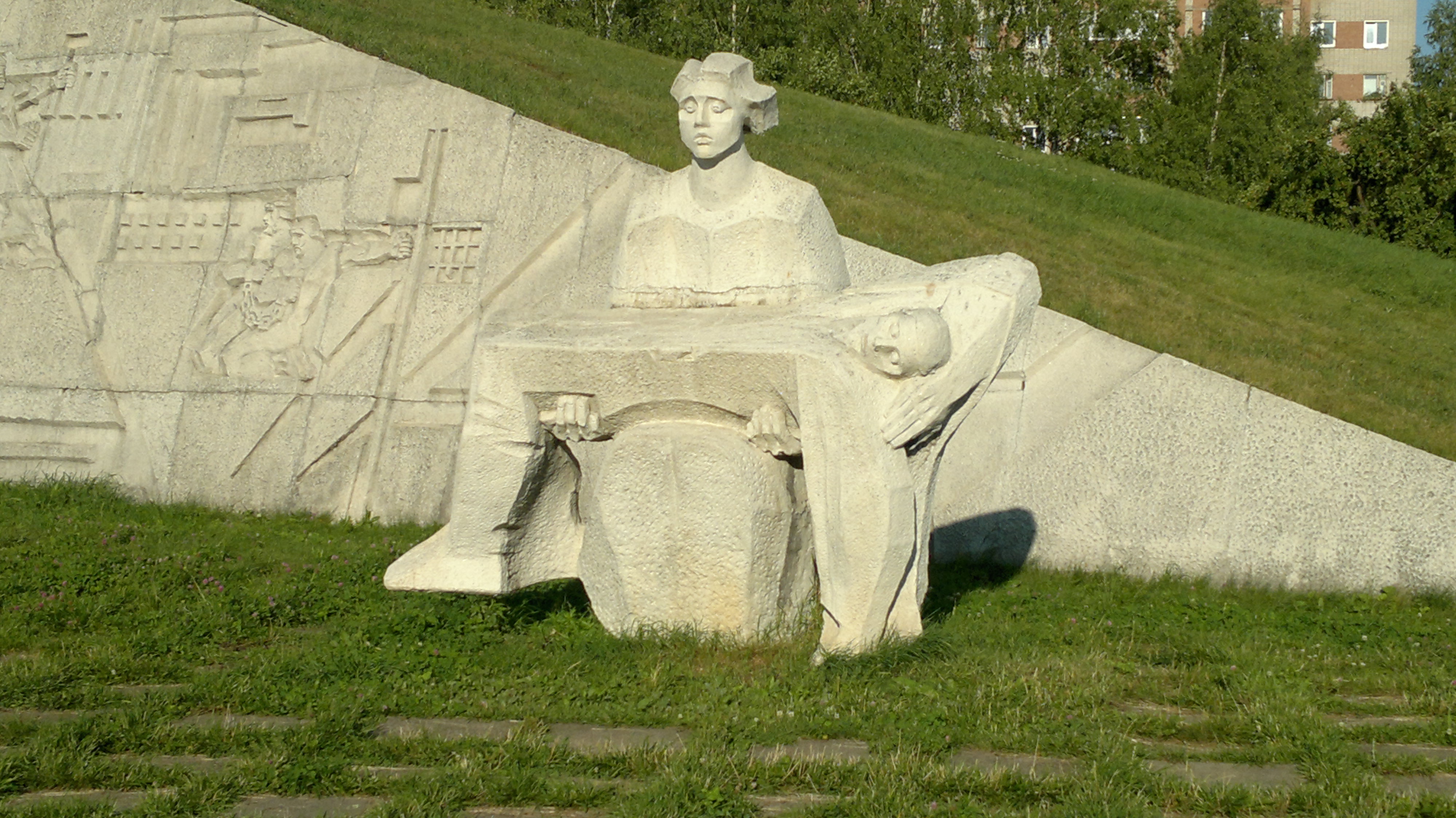 Материальные памятники. Памятник Скорбящая мать в Кирове. 3 Памятника в городе Кирове. Киров скульптура женщина с ребенком. 3. Мемориал «матери-детям» в Кировске.