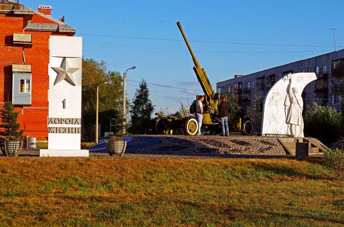 Памятник фронтовой регулировщице рядом с городом. Мемориальный комплекс дорога жизни первый километр. Мемориал 1 км дороги жизни. Первый километр дороги жизни СПБ. Дорога жизни 1 км памятник.