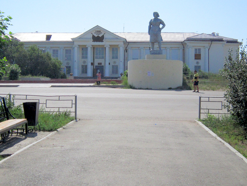 День гусиноозерска. Памятник Ленину в Гусиноозерске. Скульптура шахтёр Гусиноозёрск. Названия памятников в городе Гусиноозерск. Гусиноозерск музей.