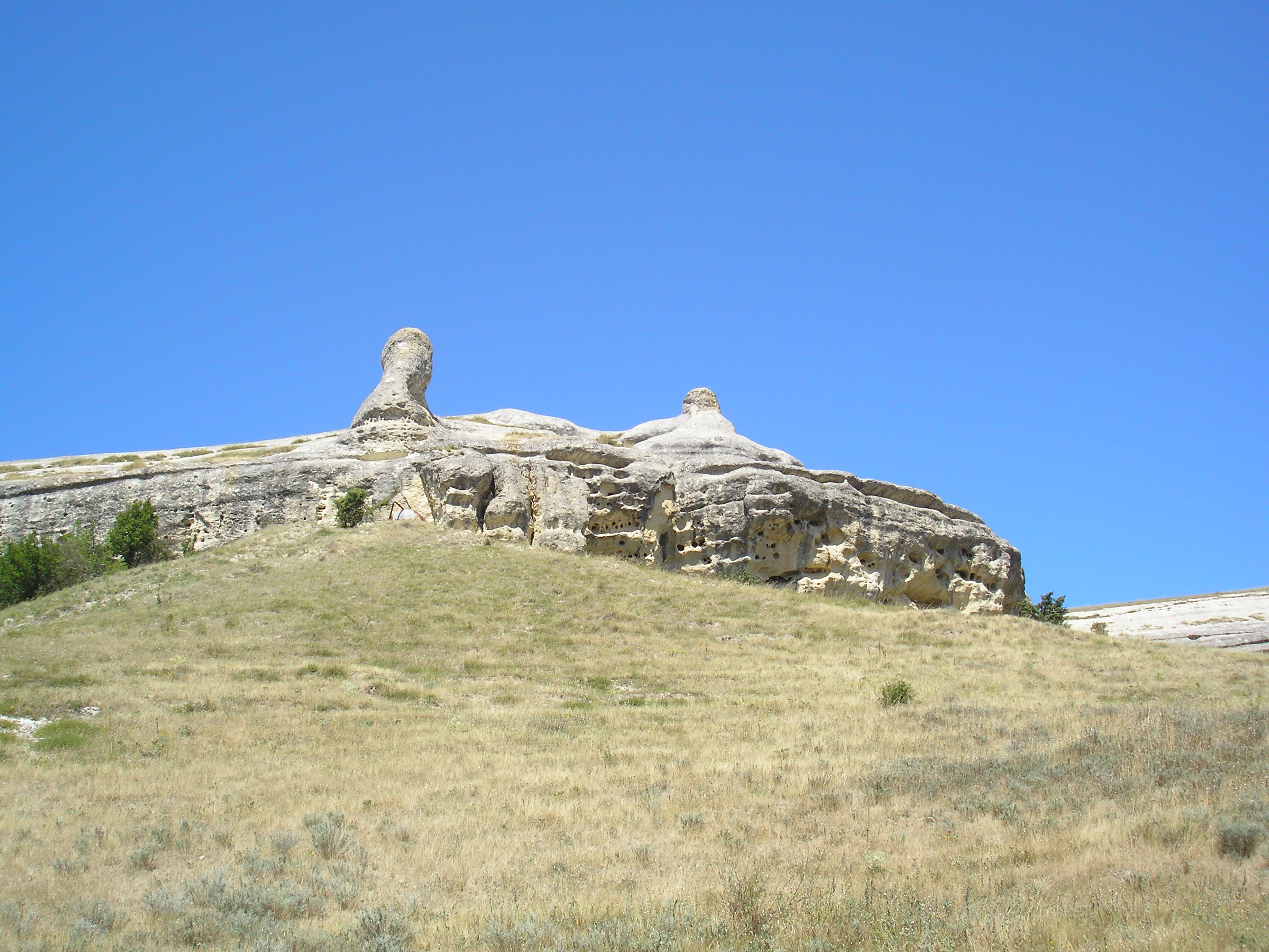 Скала шапка. Учурум Кая Крым. Гора Алан Кыр. Заветное Крым фото. Фото холмов Крыма.