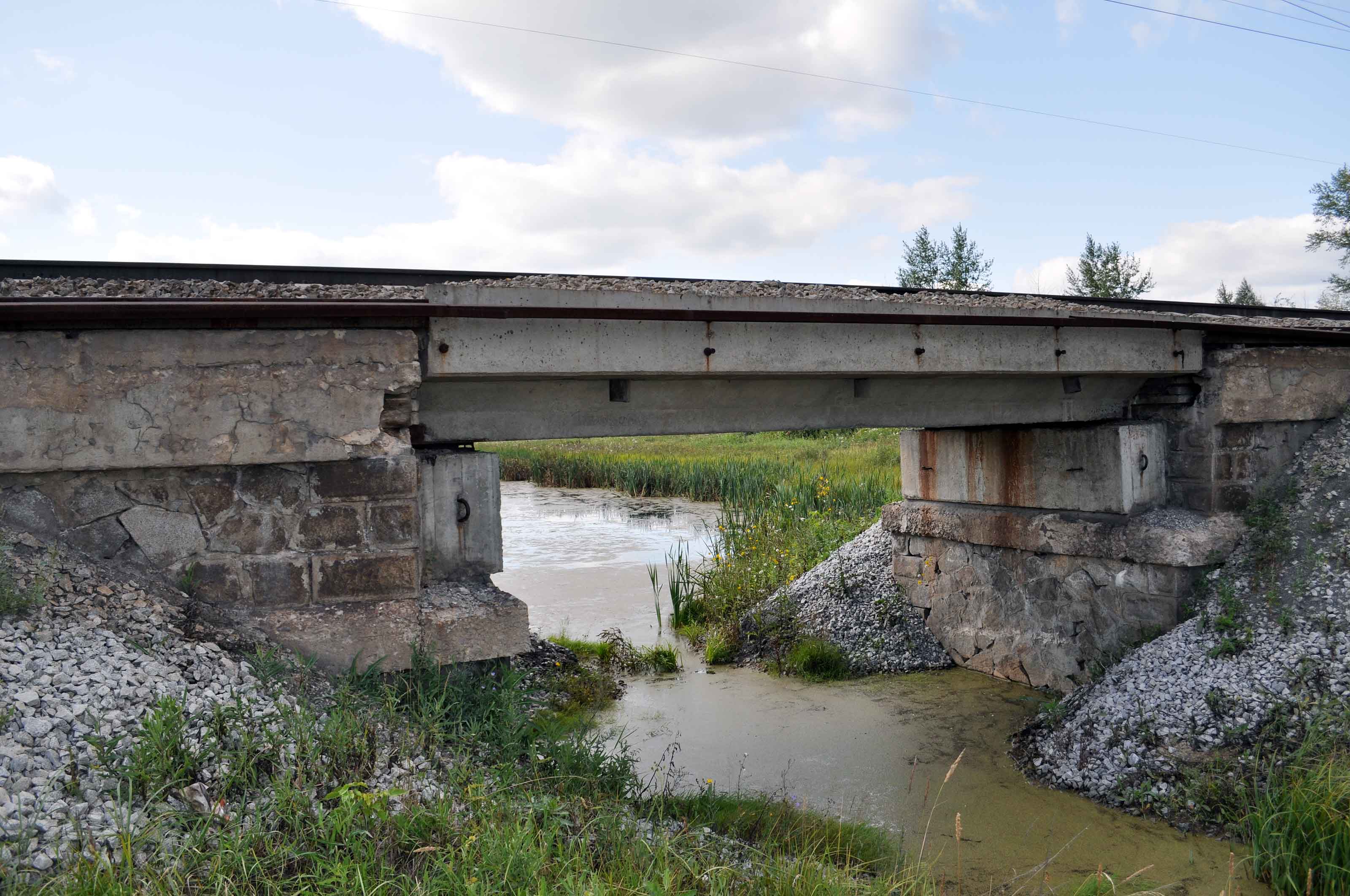 Ж б мост. Железнодорожный мост (Харлу). Бетонный Железнодорожный мост. Железнодорожный мост через Горелый ручей. Каменный мост через ручей Рязанская область.