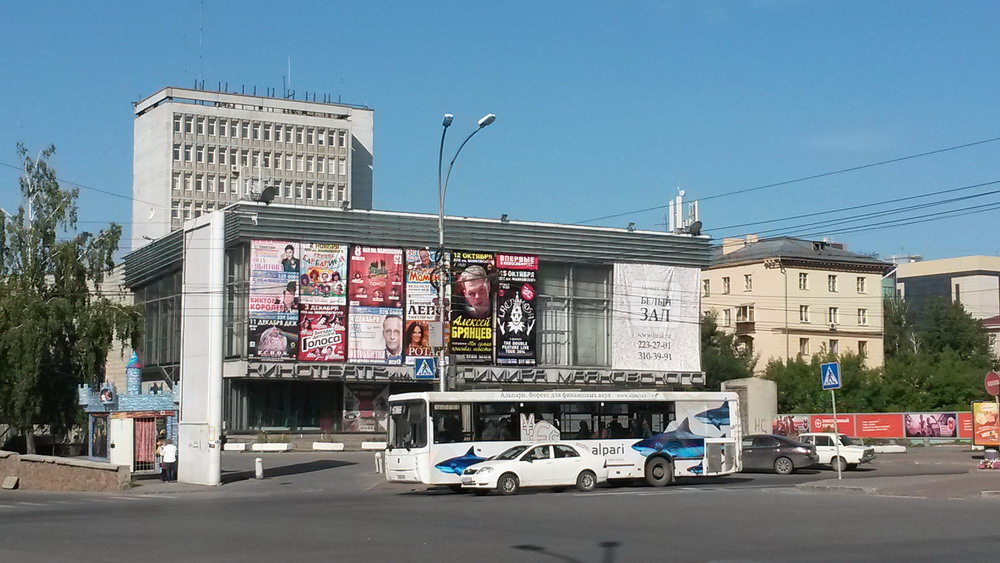 Маяковский новосибирск. Кинотеатр им Маяковского Новосибирск. Ккк Маяковского Новосибирск. ДК имени Маяковского Новосибирск.