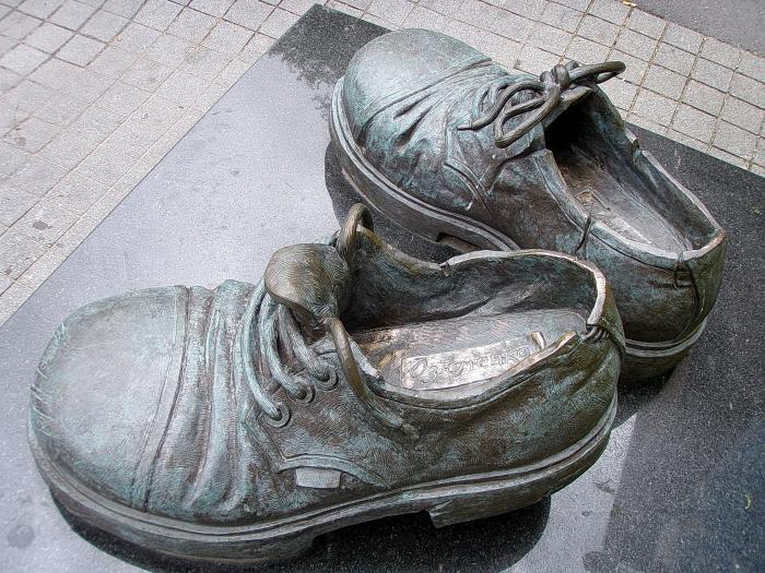 Памятник ботинок