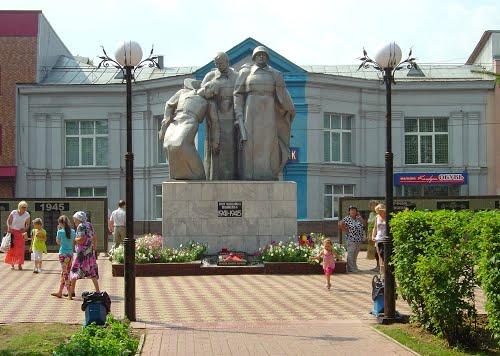 Шахунья нижегородская. Памятник Комарову Шахунья. Памятники в Шахунье Нижегородской области. Парк города Шахунья. Достопримечательности города Шахунья.