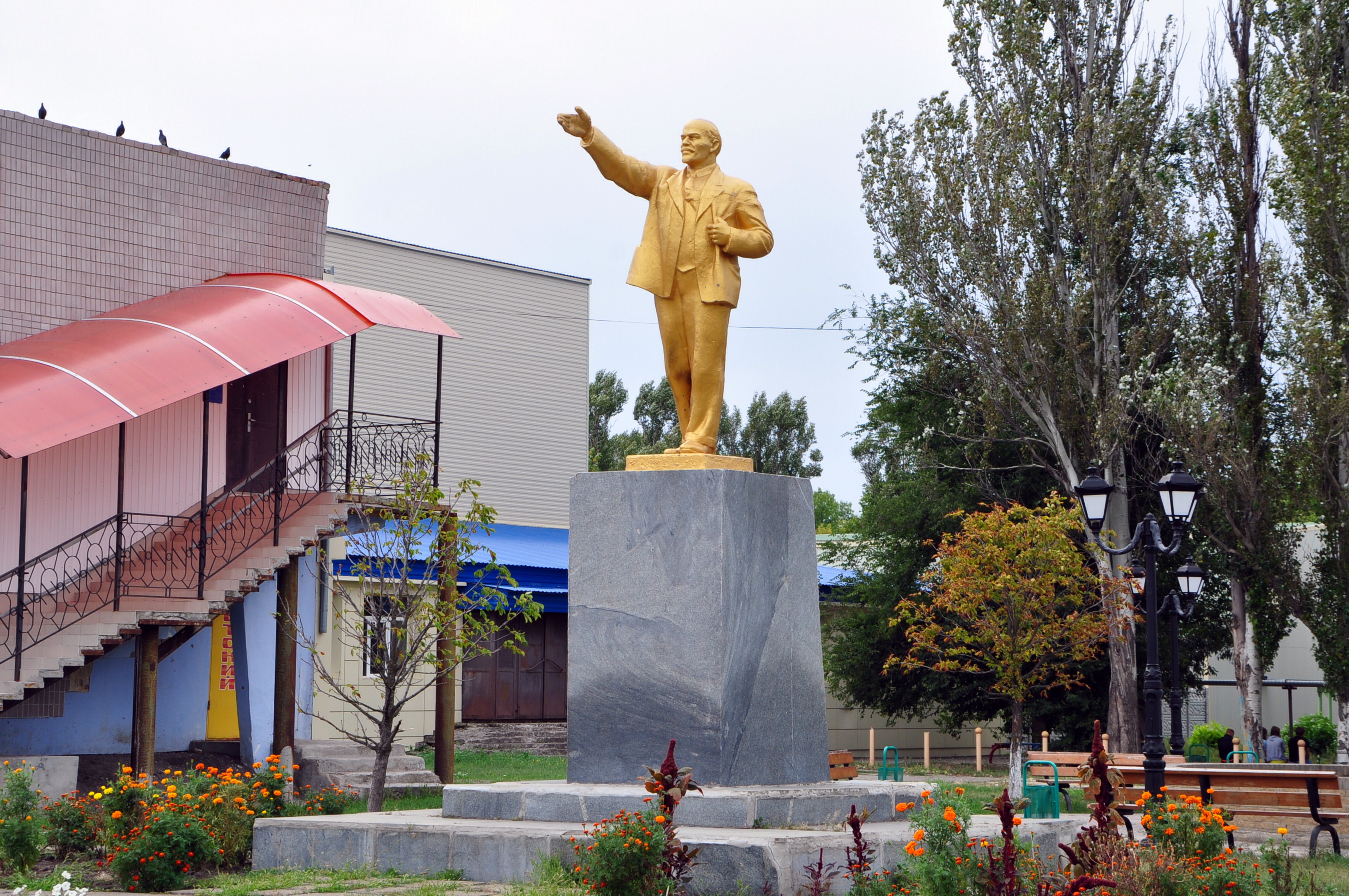 Памятник Ленину в Батуми. Пгт веселое Запорожская область. Пгт веселое.
