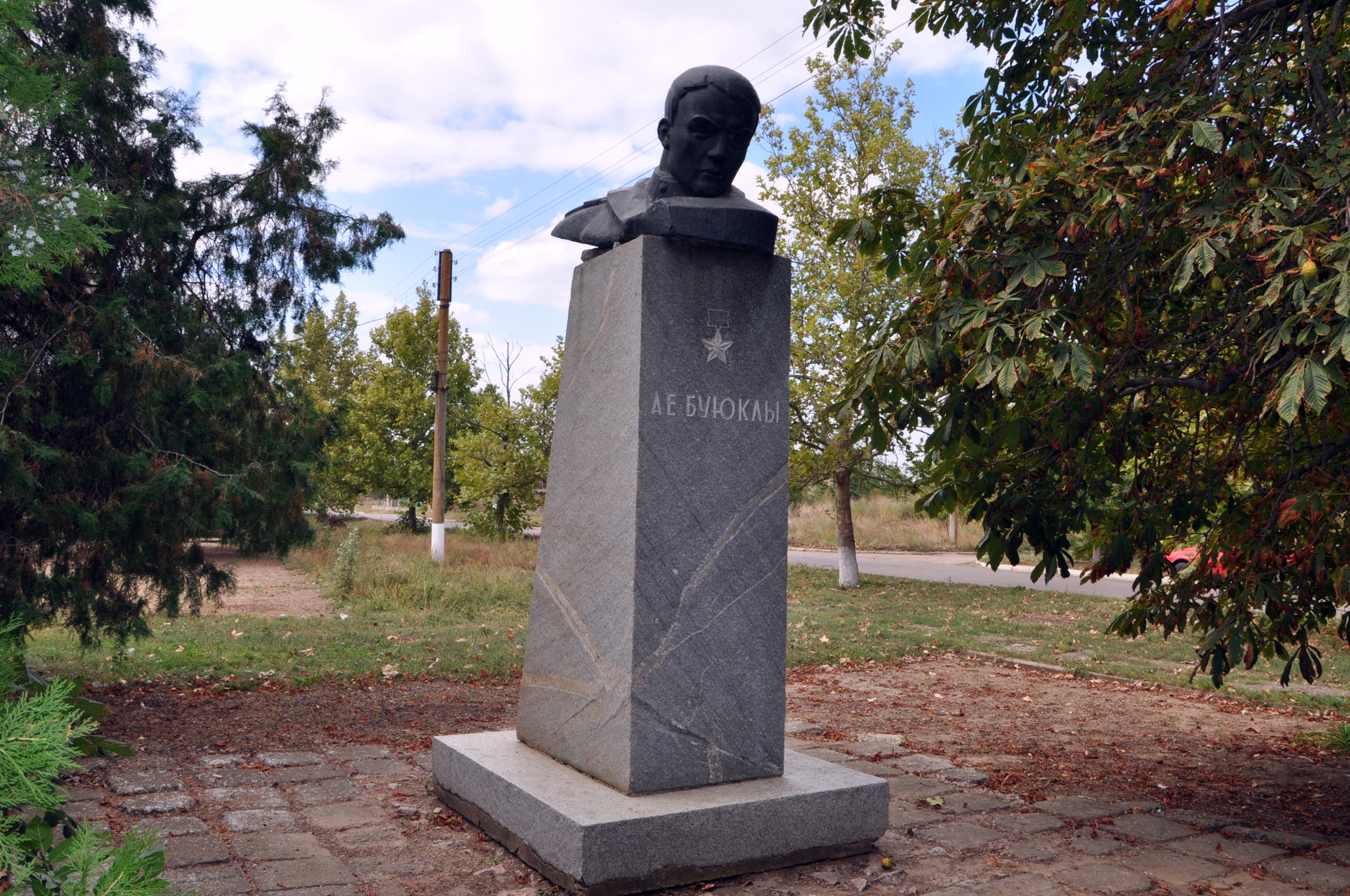 Запорожская область акимовский. Памятник Антону Буюклы.