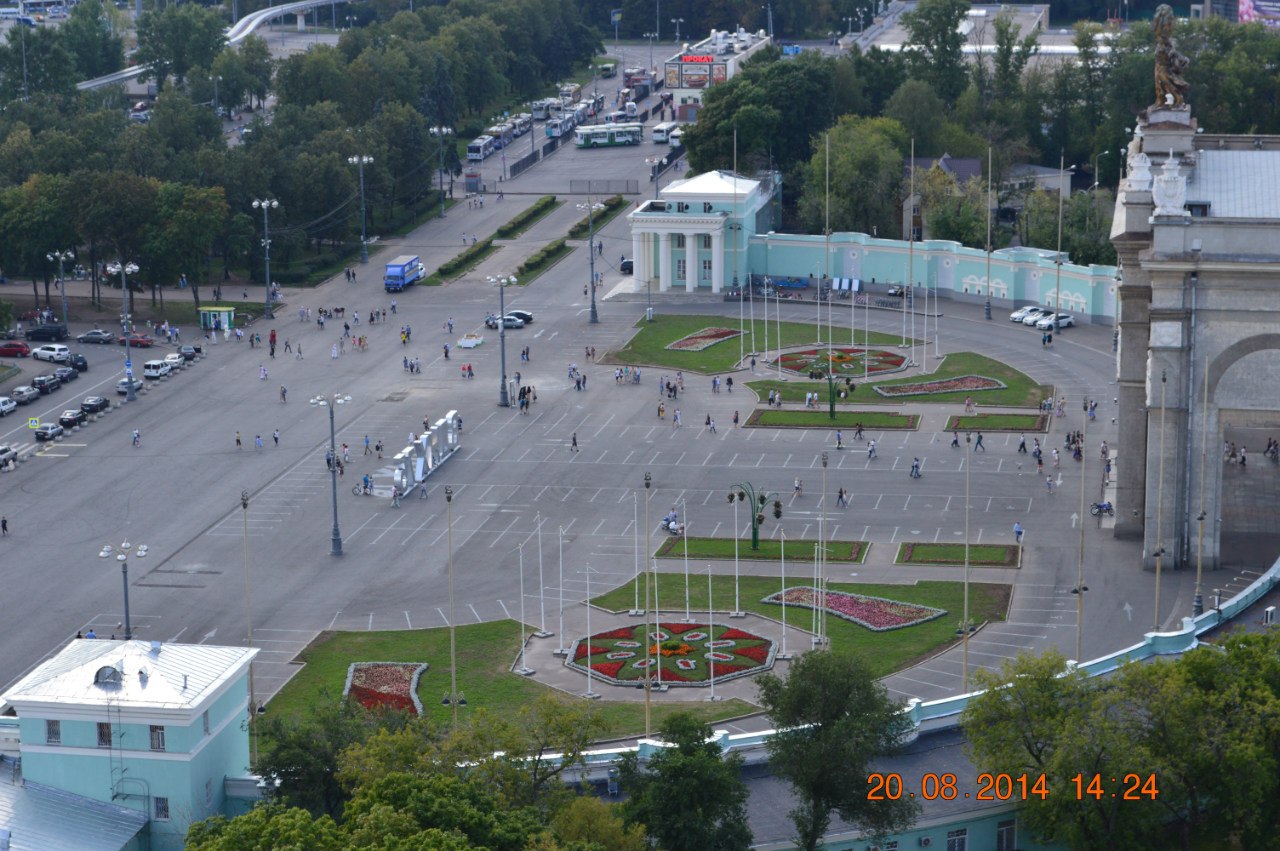 Площадь вднх. Площадь ВДНХ В км2. Площадь перед входом. Главная площадь ВДНХ В Москве.