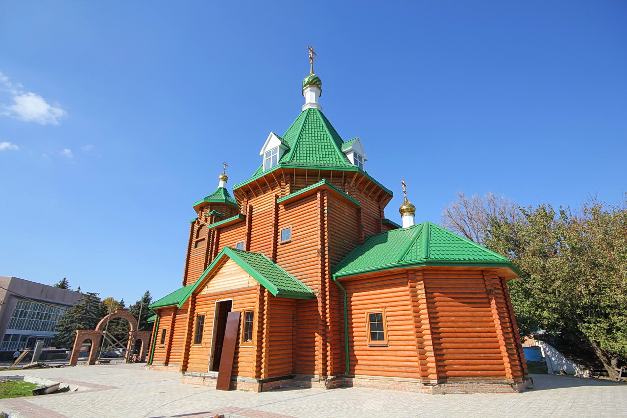 Азовский ростовская область. Церковь Царственных страстотерпцев Батайск. Храм святых Царственных страстотерпцев красный сад. Церковь красный сад Батайск. Красный сад Азовский район.