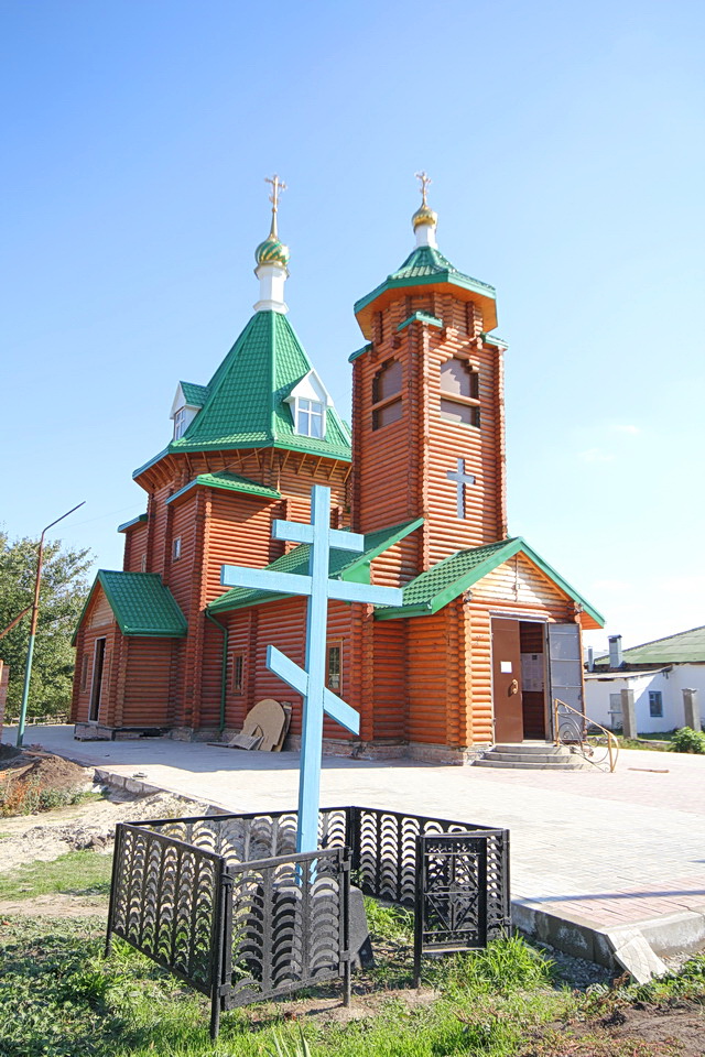 Красный сад. Храм святых Царственных страстотерпцев красный сад. Церковь красный сад Батайск. Церковь Царственных страстотерпцев Батайск. Красный сад Азовский район.