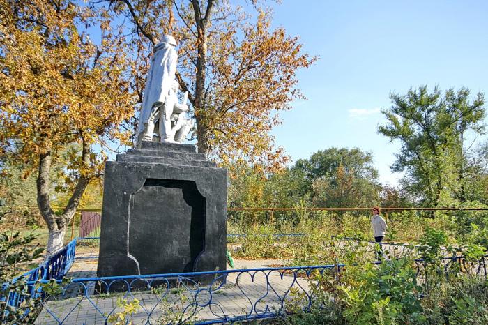 Погода истомино бурятия. Братская могила - Хутор Ленина, Аксайский район, Ростовская область. Братская могила Аксай. Памятник в Истомино. Хутор Истомино Аксайский район.