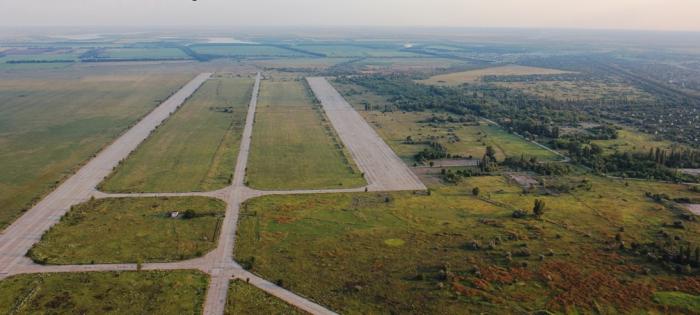 Днепропетровский аэродром. Аэродром Долгинцево. Аэродром Кривой Рог. Военный аэродром в Днепропетровске. Аэродром Конотоп военный.