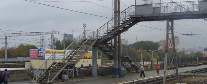 Метров перми. Привокзальная площадь Пермь 2. Пермь Мотовилиха надземный переход. Железнодорожный вокзал Киров мост. Пермь 2 пешеходный мост.