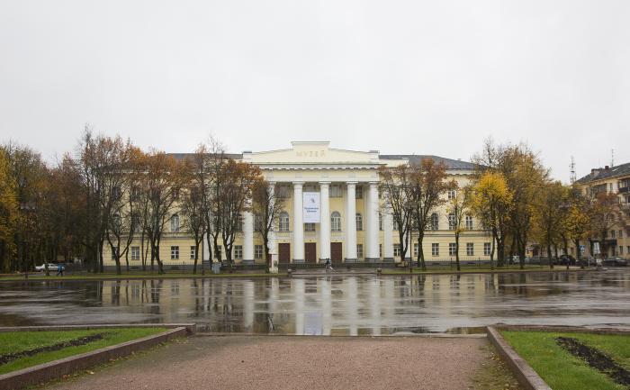 Изобразительное искусство великого новгорода. Музей изобразительных искусств Великий Новгород. Художественный музей Великий Новгород. Музей на Софийской площади Великий Новгород. Музей изобразительных искусств Великий Новгород здание.