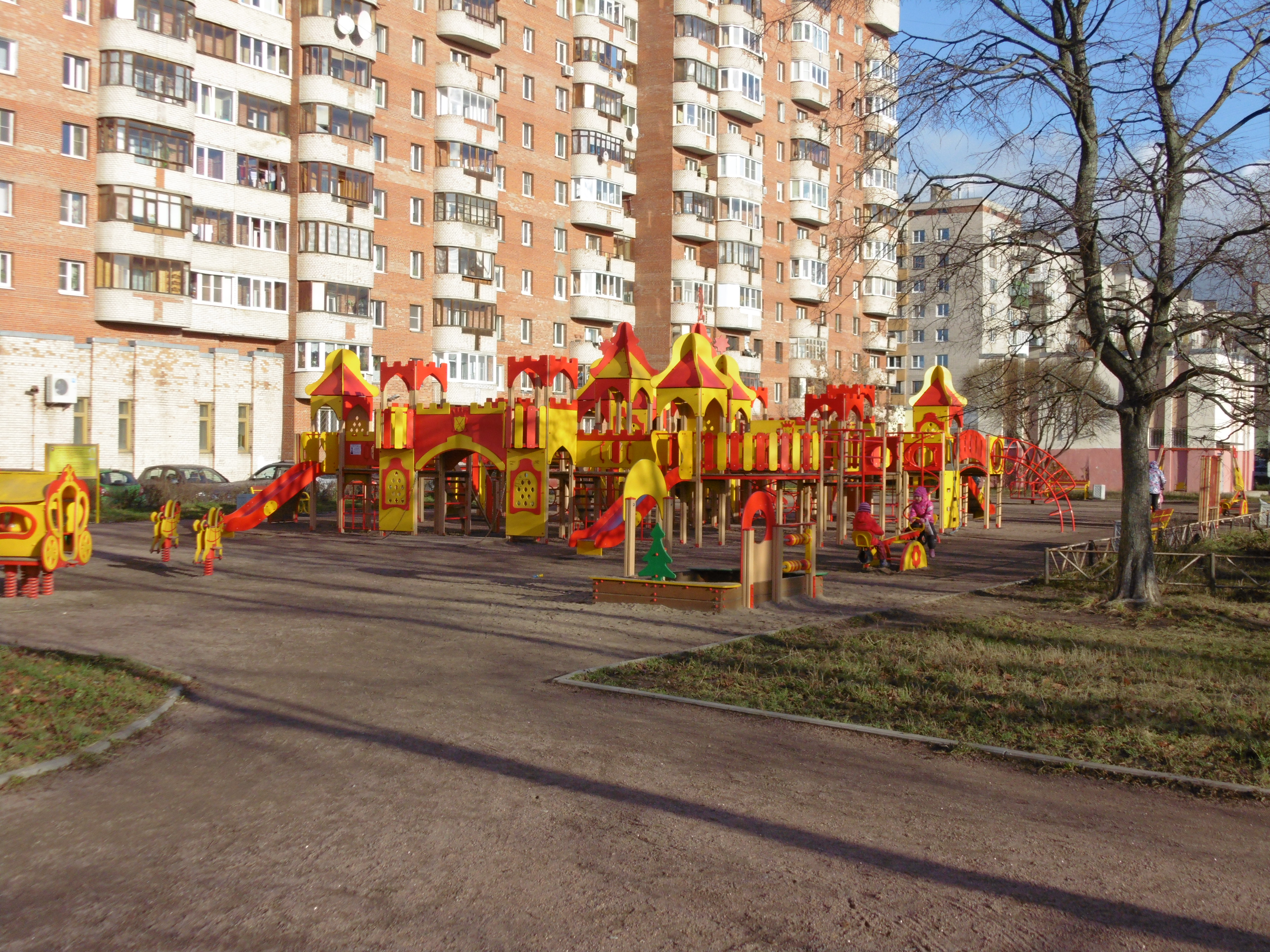 Красное село детская. Санкт-Петербург Энгельса 22 детская площадка. Бородинская улица Санкт-Петербург детская площадка. Детские площадки в Красном селе. Детская площадка красное село.