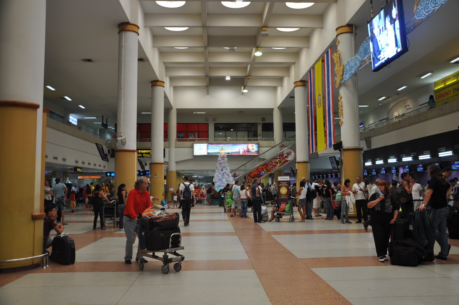 Phuket airport. Международный аэропорт Пхукет. Аэропорт Пхукета внутренний. Аэропорт Пхукет внутри. Пхукет терминал d.