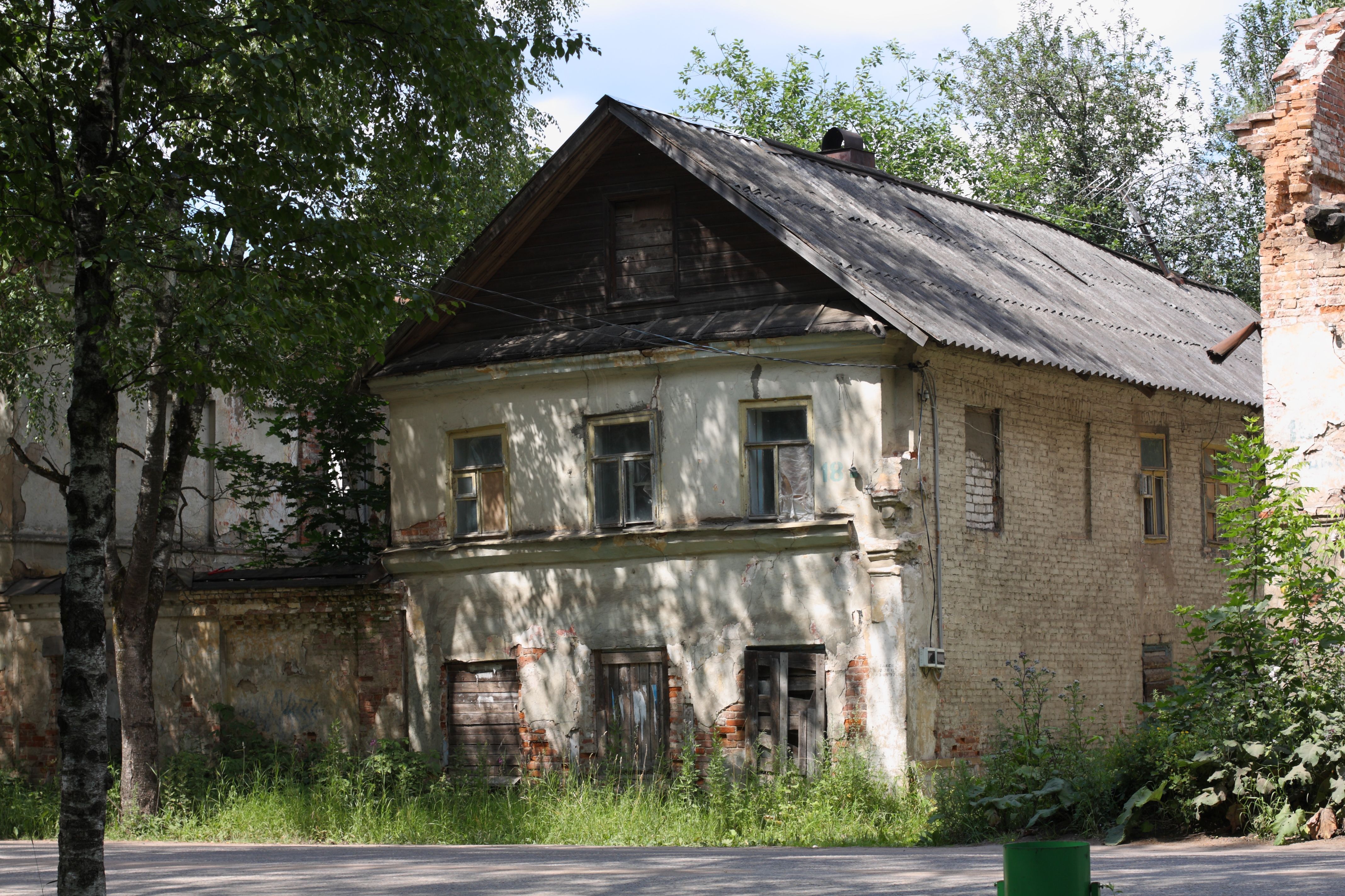 Маленькая флигель. Осташков развалины. Осташков Чайкин переулок. Осташков Евстафьевская. Осташков дом с мезонином.