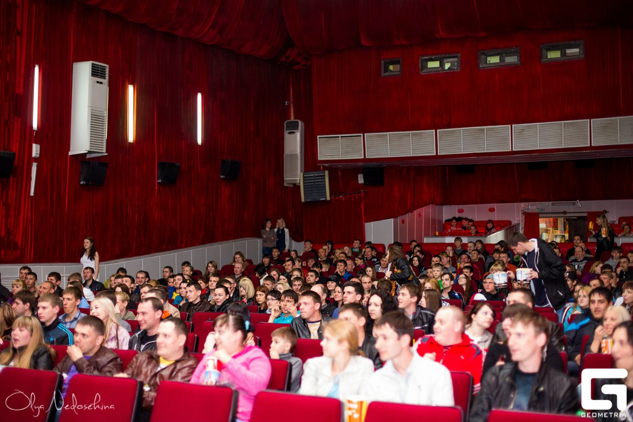 Телефон кинотеатра красный. Красный Комсомольск-на-Амуре новый зал. Кинотеатр красный в Комсомольске на Амуре. Зал красный Комсомольск на Амуре. Кинотеатр красный зал Комсомольск на Амуре.