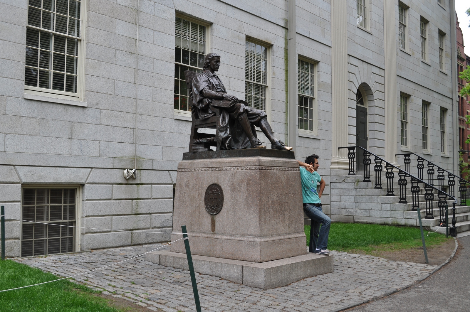 Estátua de John Harvard - Кембридж