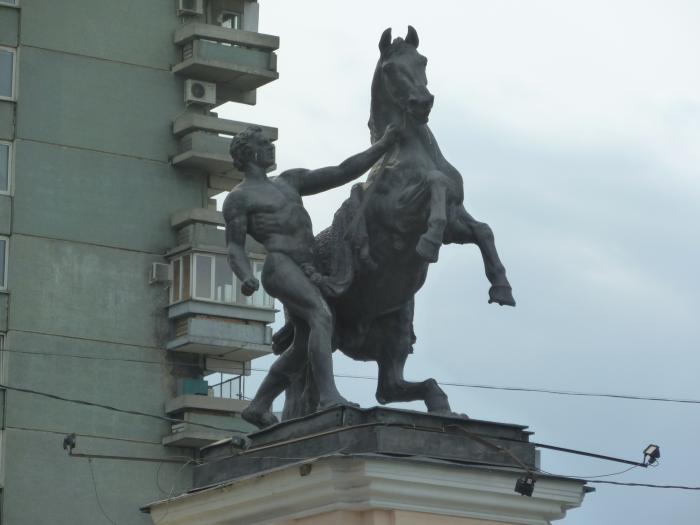 Беговая аллея москва. Клодт Беговая аллея в Москве. Диоскуры на беговой аллее. Братья Диоскуры в Москве Беговая аллея. Скульптуры на беговой аллее.