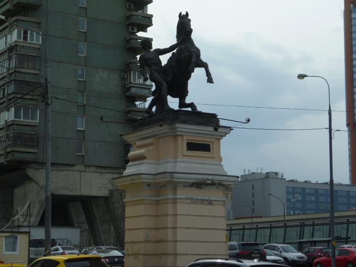 Беговая аллея москва. Клодт Беговая аллея в Москве. Кони Клодта в Москве на Ленинградке. Кони Клодта на беговой аллее. Братья Диоскуры в Москве Беговая аллея.