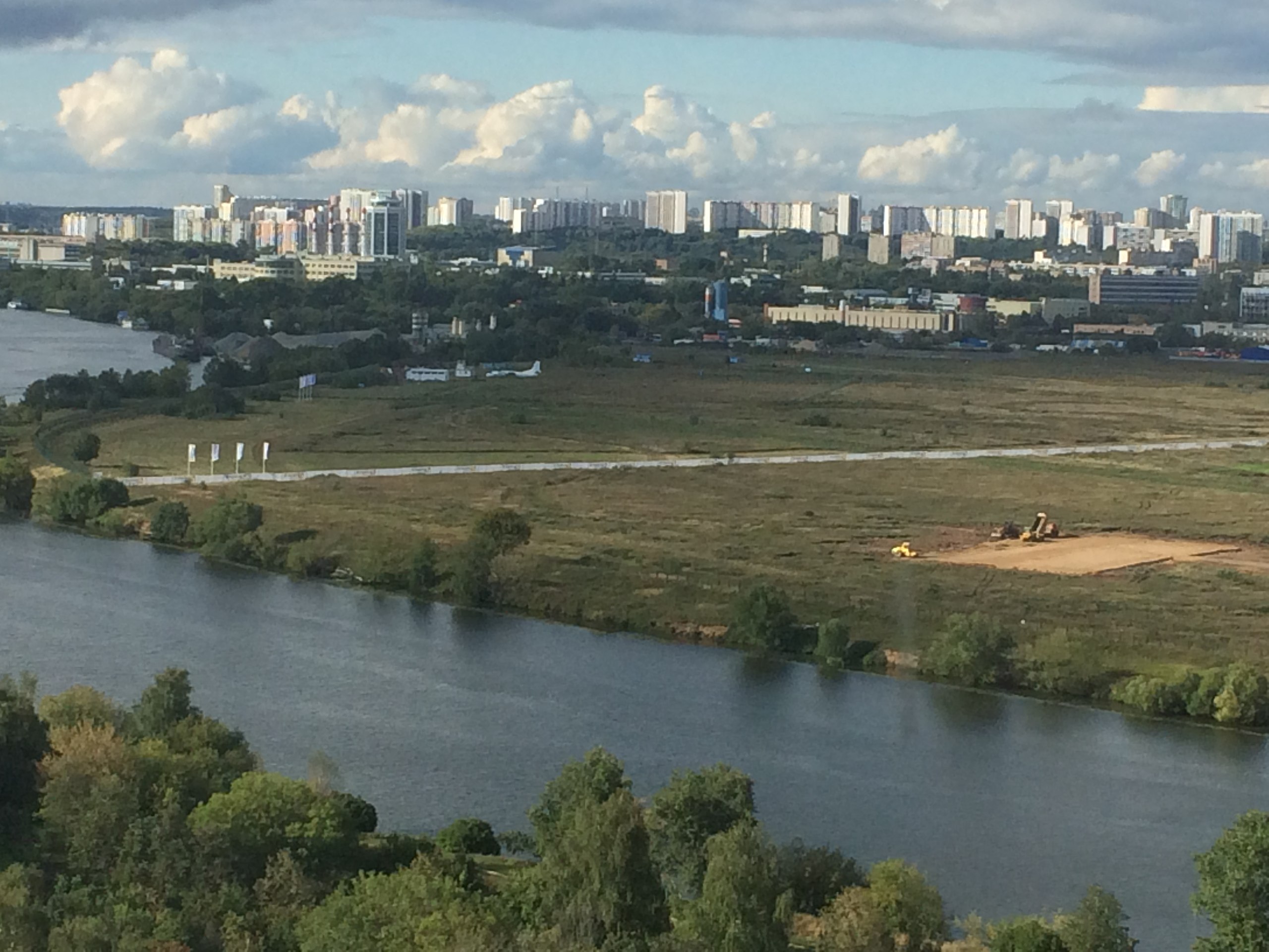 Округ зеленая. Тушинский аэродром тушинское поле. Район Покровское-Стрешнево. Вид на Тушинский аэродром. Аэродром Тушино вид на Строгино.