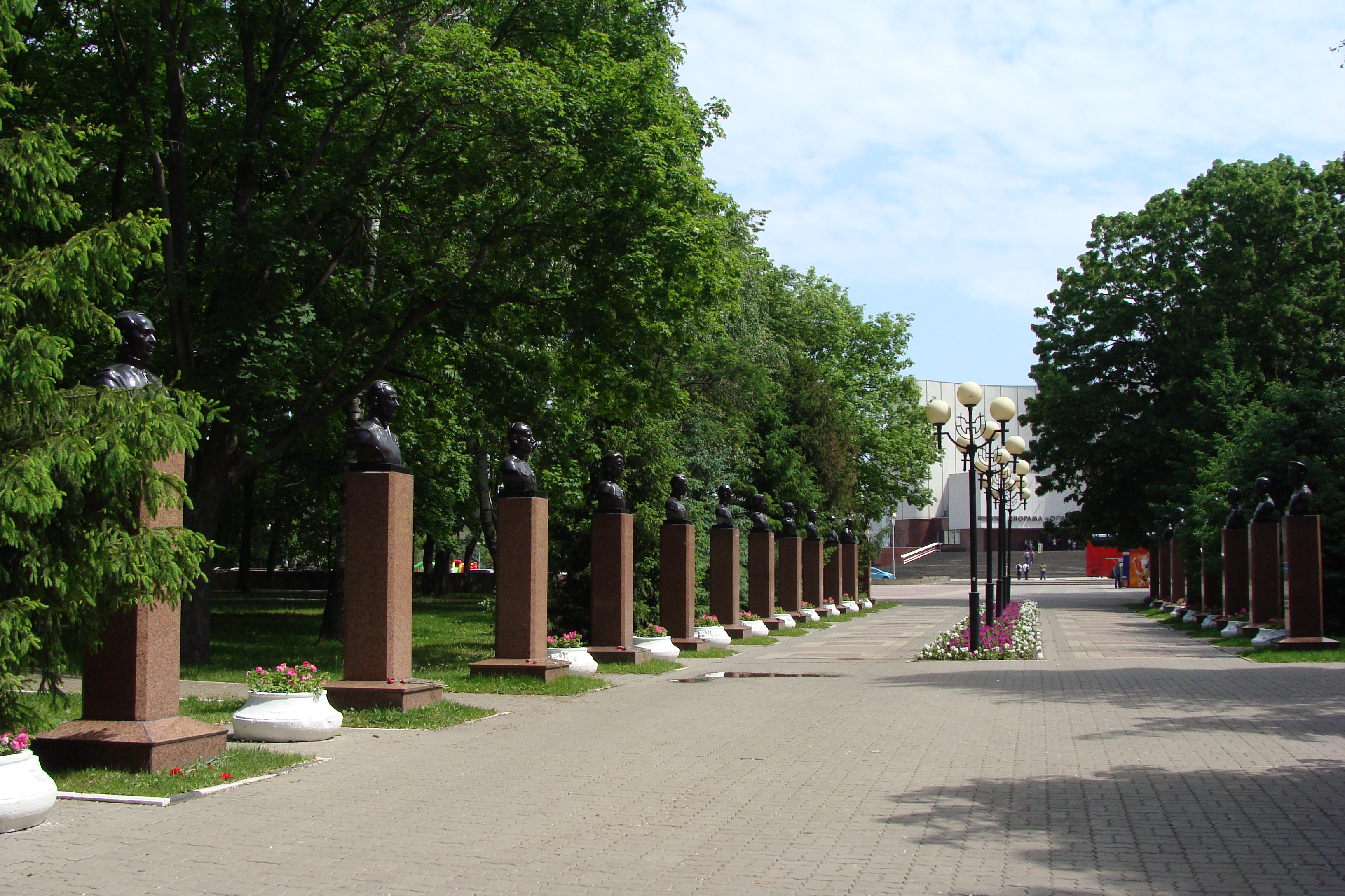 Парк аллеи героев. Аллея героев Белгород парк Победы. Белгород аллея героев в парке Победы. Аллея памяти героев Белгород. Аллея героев советского Союза и героев России — белгородцев..