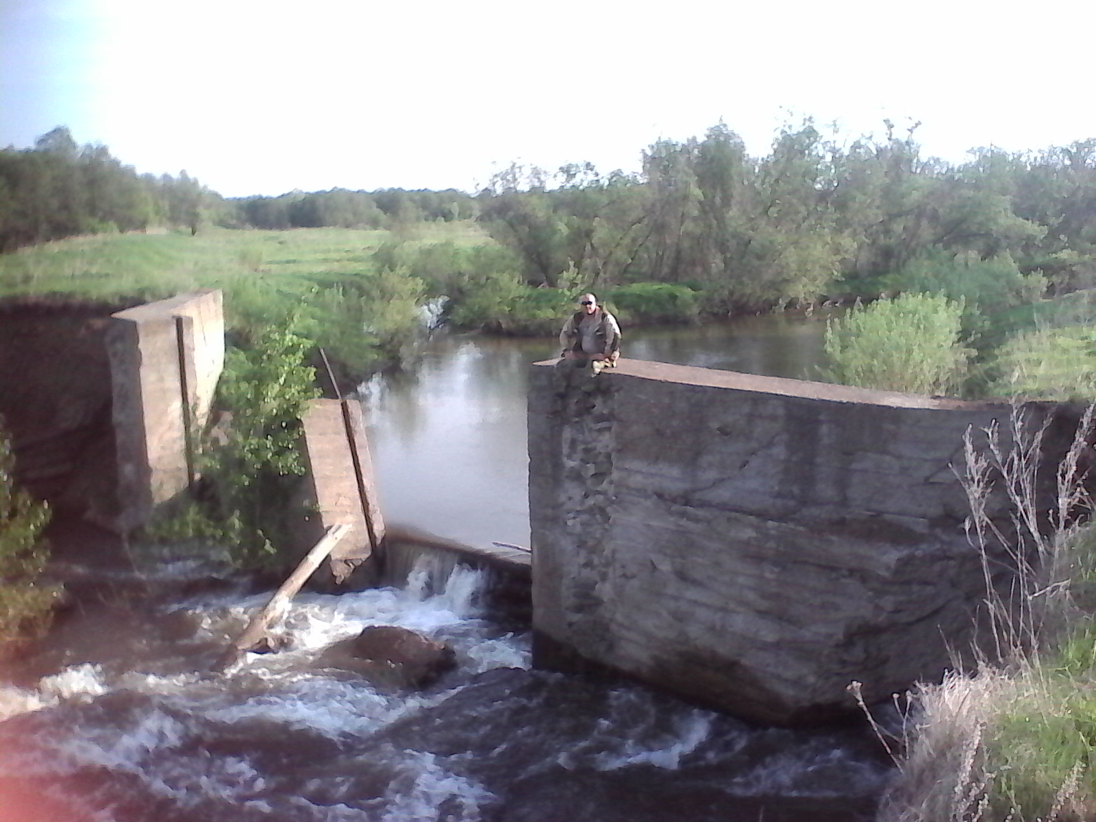 Село плотина. Разрушенная плотина Людиново. Плотина Наро-Фоминск. Людиново плотина. Разрушенная плотина белая Калитва.