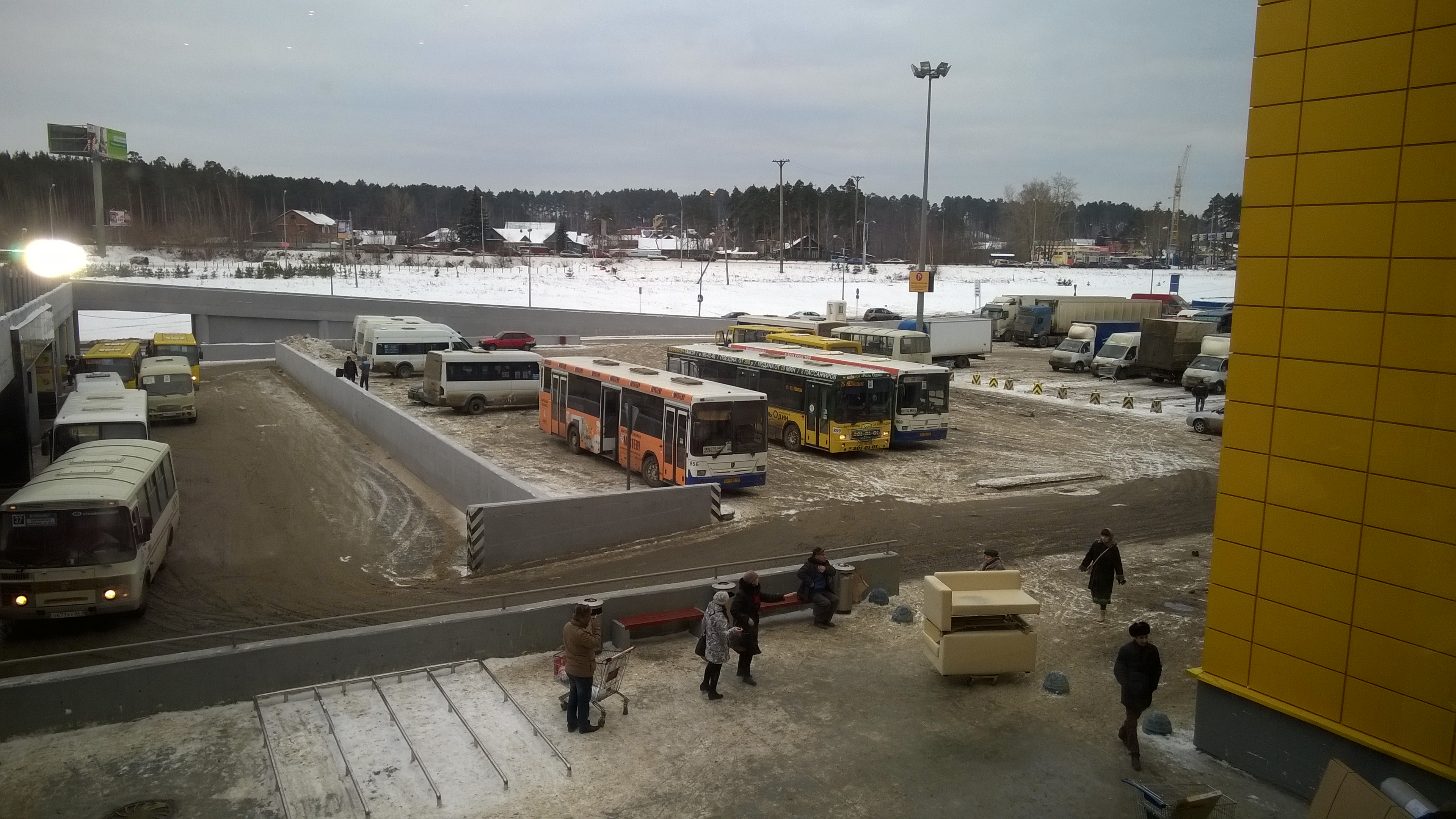 Стоянка автобусов. Автобусы ТЦ мега. Автостоянка для автобусов. Остановка мега Екатеринбург.