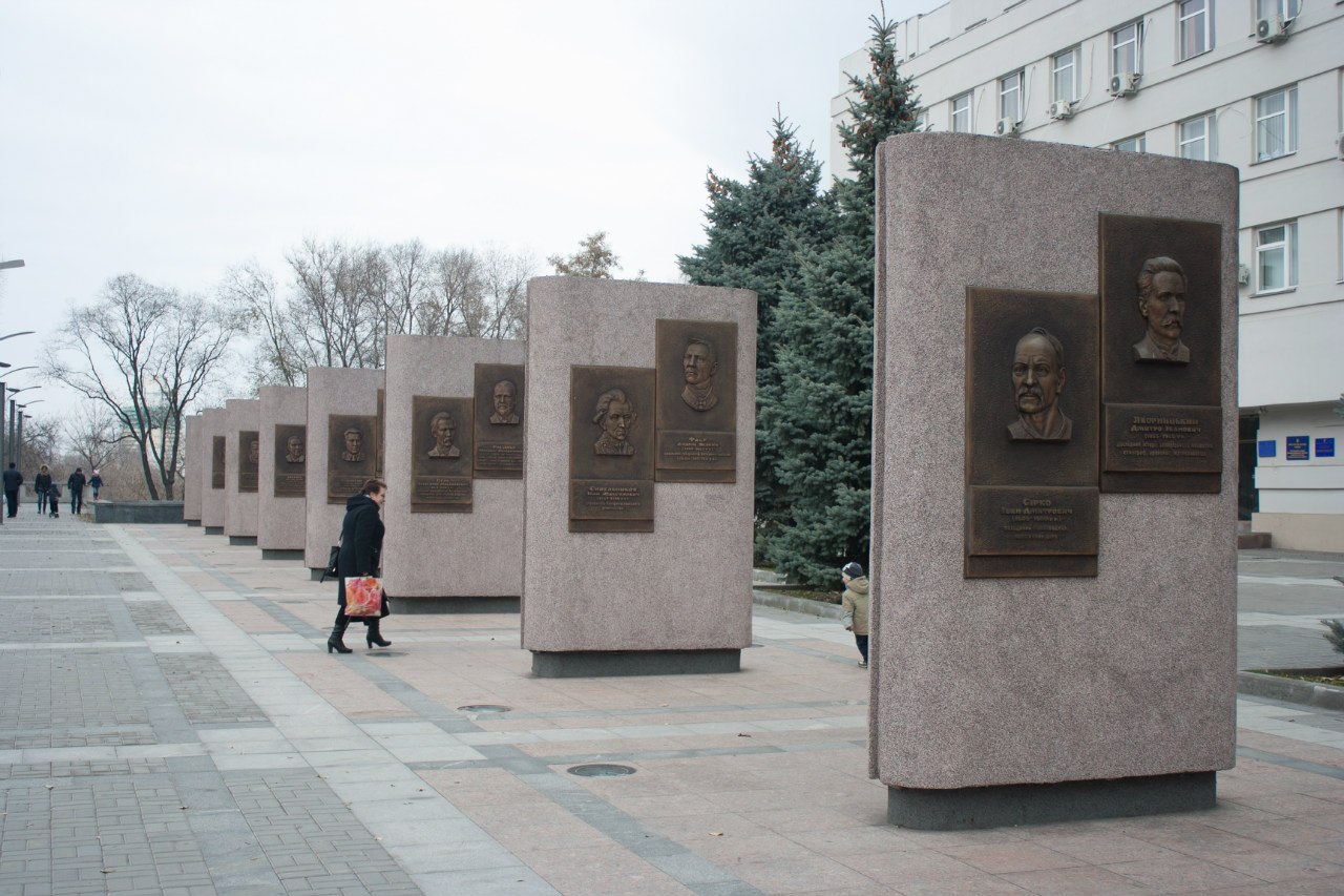 Мемориальная аллея. Памятная доска в сквере аллея героев Флерова. Вектор аллея мемориал доски. Мемориальная доска лежащая на аллеях парка.